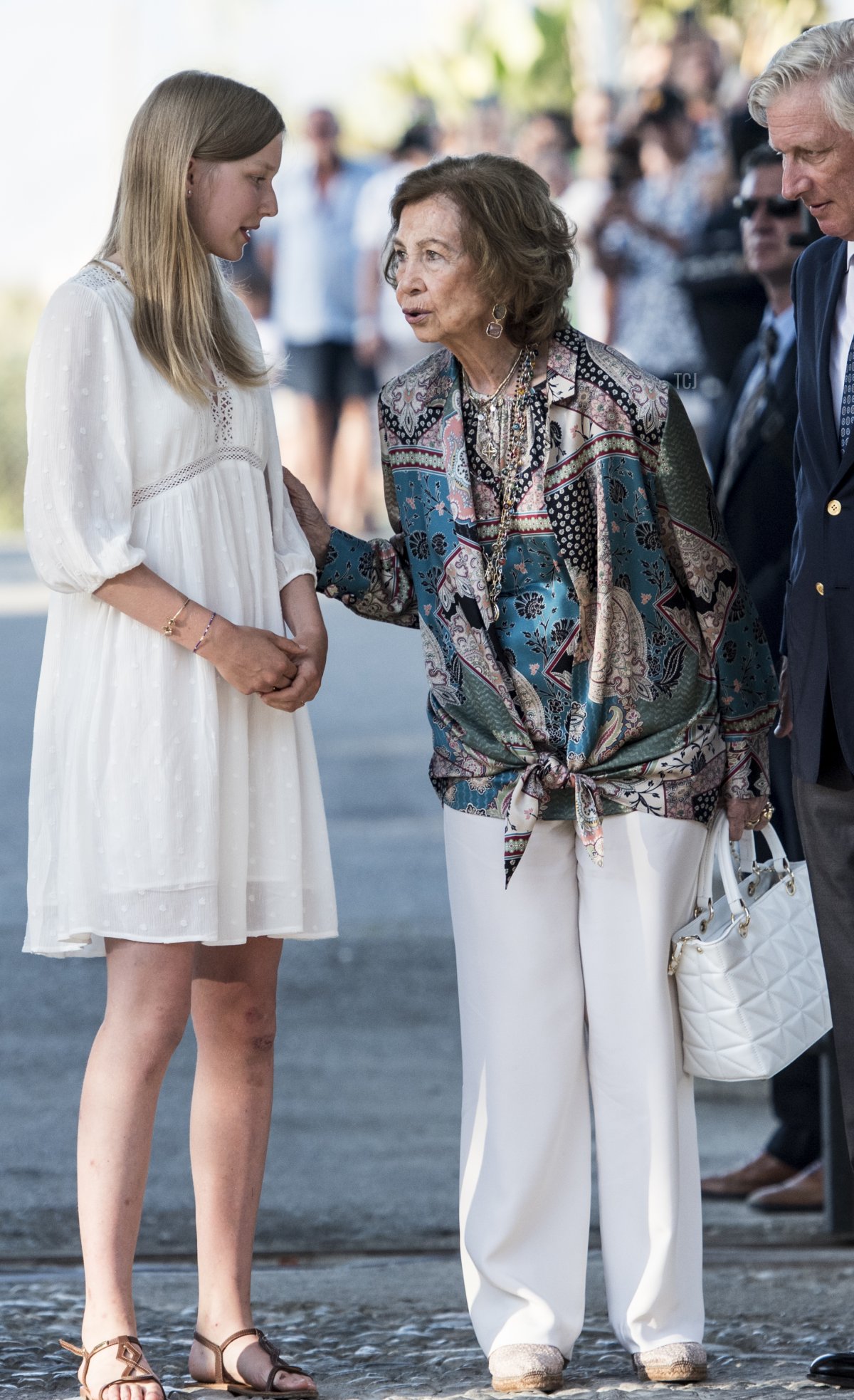 La Principessa Eleonore del Belgio, la Regina Sofia di Spagna e il Re Filippo dei Belgi partecipano a un evento commemorativo il 31 luglio 2023 a Motril, Spagna, in occasione del 30° anniversario della morte del Re Baudouin del Belgio (Carlos Gil/Getty Images)