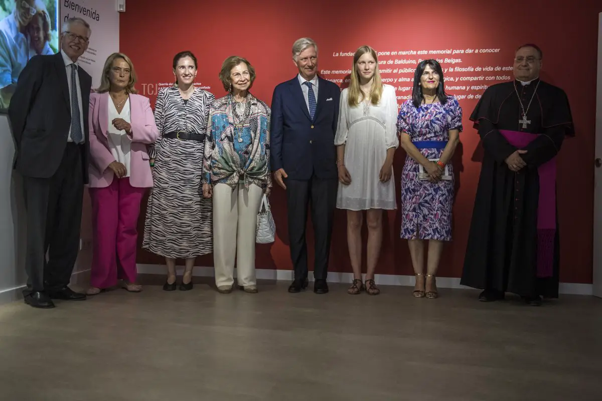 Il Principe Nikolaus di Liechtenstein, il Sindaco Luisa García Chamorro di Motril, Leticia Ruiz de Ojeda Silva, la Regina Sofia di Spagna, il Re Filippo dei Belgi, la Principessa Eleonore del Belgio, Inmaculada López Calahorro e l'Arcivescovo Emerito Francisco Javier Martínez Fernández di Granada partecipano a un evento commemorativo il 31 luglio 2023 a Motril, Spagna, in occasione del 30° anniversario della morte del Re Baudouin del Belgio (Carlos Gil/Getty Images)