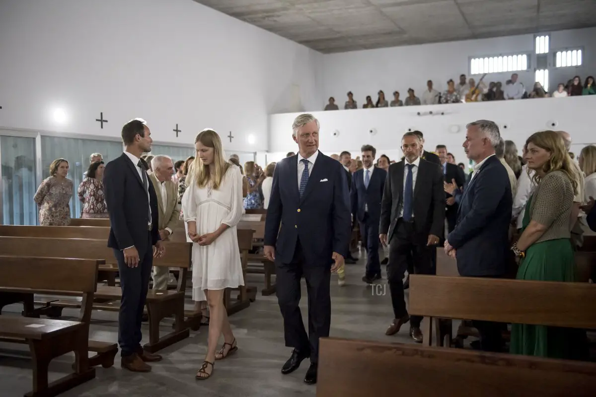 Il Re Filippo dei Belgi e sua figlia, la Principessa Eleonore, partecipano a una messa il 31 luglio 2023 a Motril, Spagna, in occasione del 30° anniversario della morte del Re Baudouin del Belgio (Carlos Gil/Getty Images)