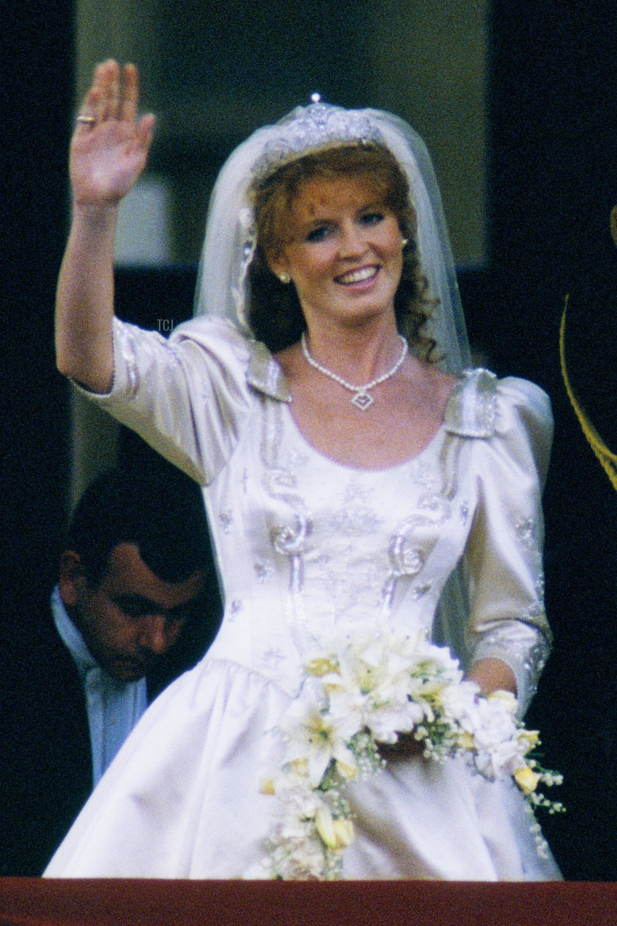 Sarah Ferguson è fotografata sul balcone di Buckingham Palace dopo il suo matrimonio con il Duca di York, 23 Luglio 1986 (Peter Jordan/Alamy)