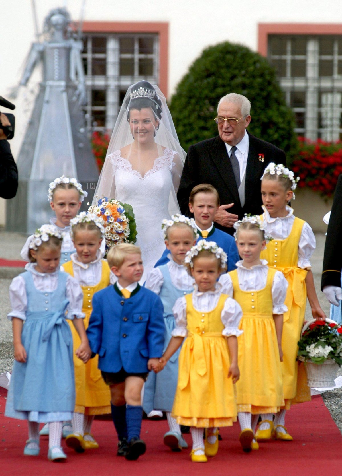 Duke Carl of Württemberg escorts his daughter, Duchess Fleur of Württemberg, on the day of her wedding to Count Moritz von Goëss, August 9, 2003 (DPA Picture Alliance/Alamy)