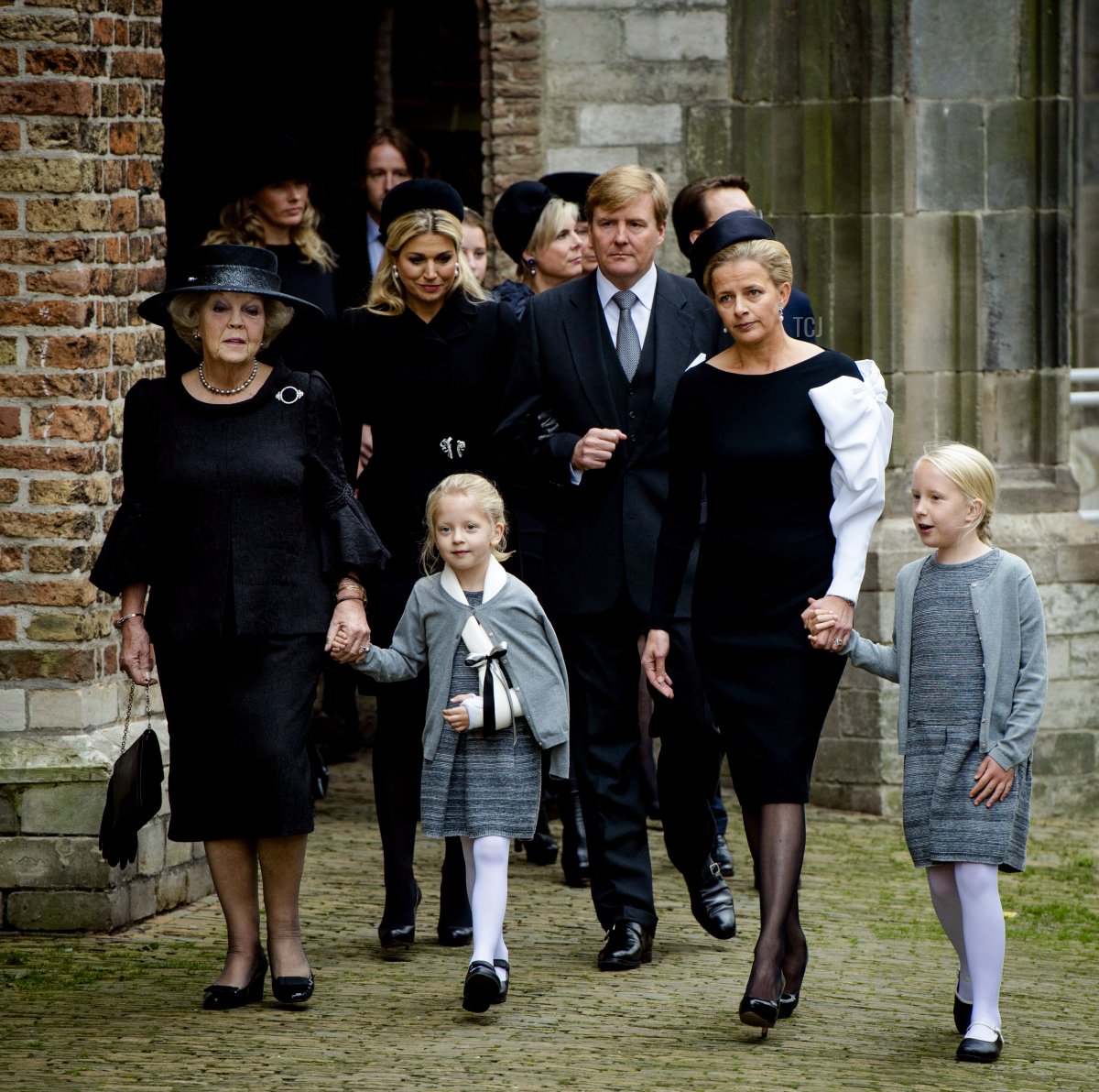 La Principessa Beatrix, la Regina Massima, la Contessa Zaria, la Principessa Laurentien, il Re Willem-Alexander, la Principessa Mabel e la Contessa Luana partecipano a una commemorazione per il defunto Principe Friso a Delft il 2 Novembre 2013 (ROBIN VAN LONKHUIJSEN/AFP via Getty Images)