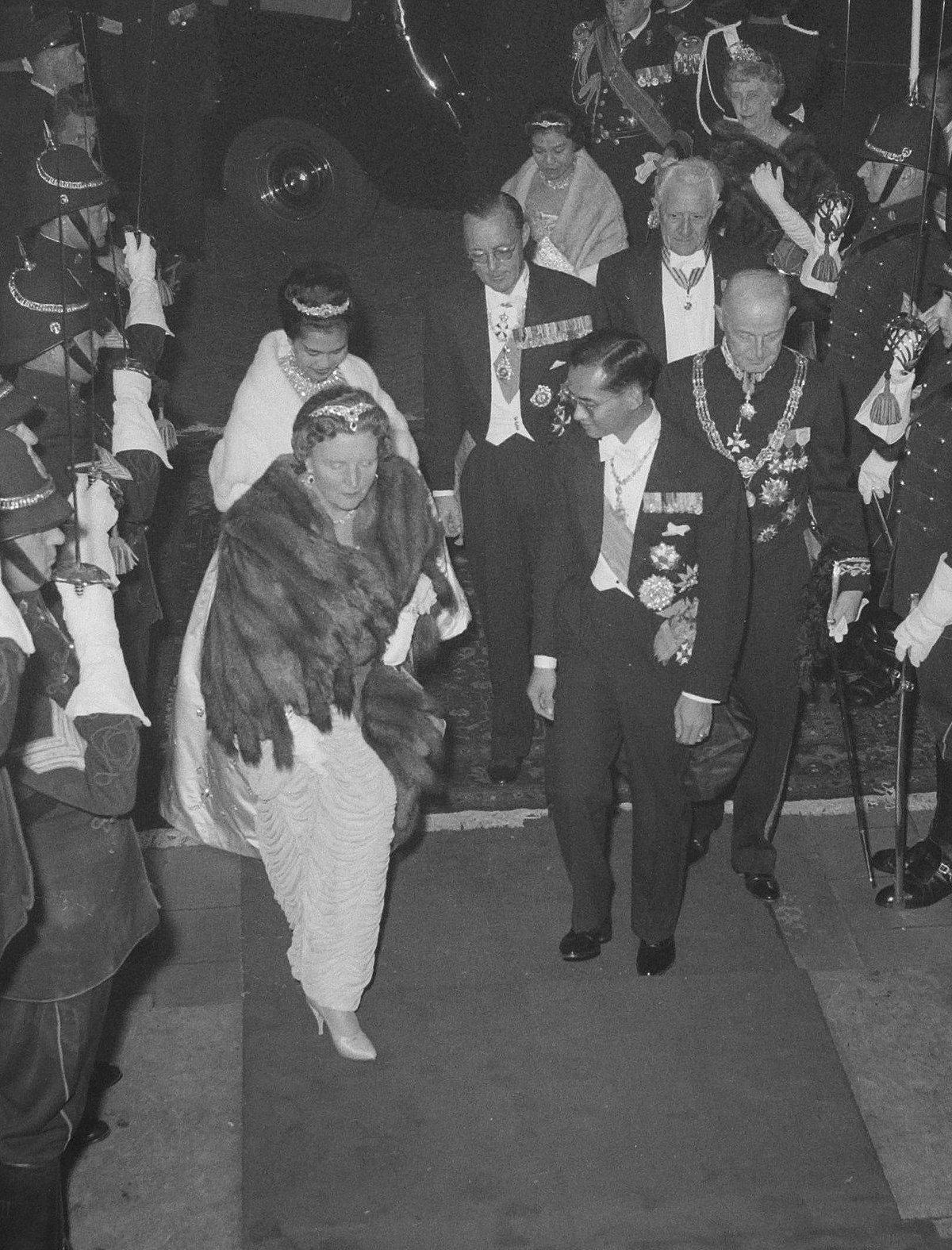 La regina Giulia e il principe Bernardo dei Paesi Bassi ospitano un concerto di gala per il re e la regina di Thailandia in visita all'Aia il 25 ottobre 1960 (Joop van Bilsen/Anefo/Nationaal Archief/Wikimedia Commons)