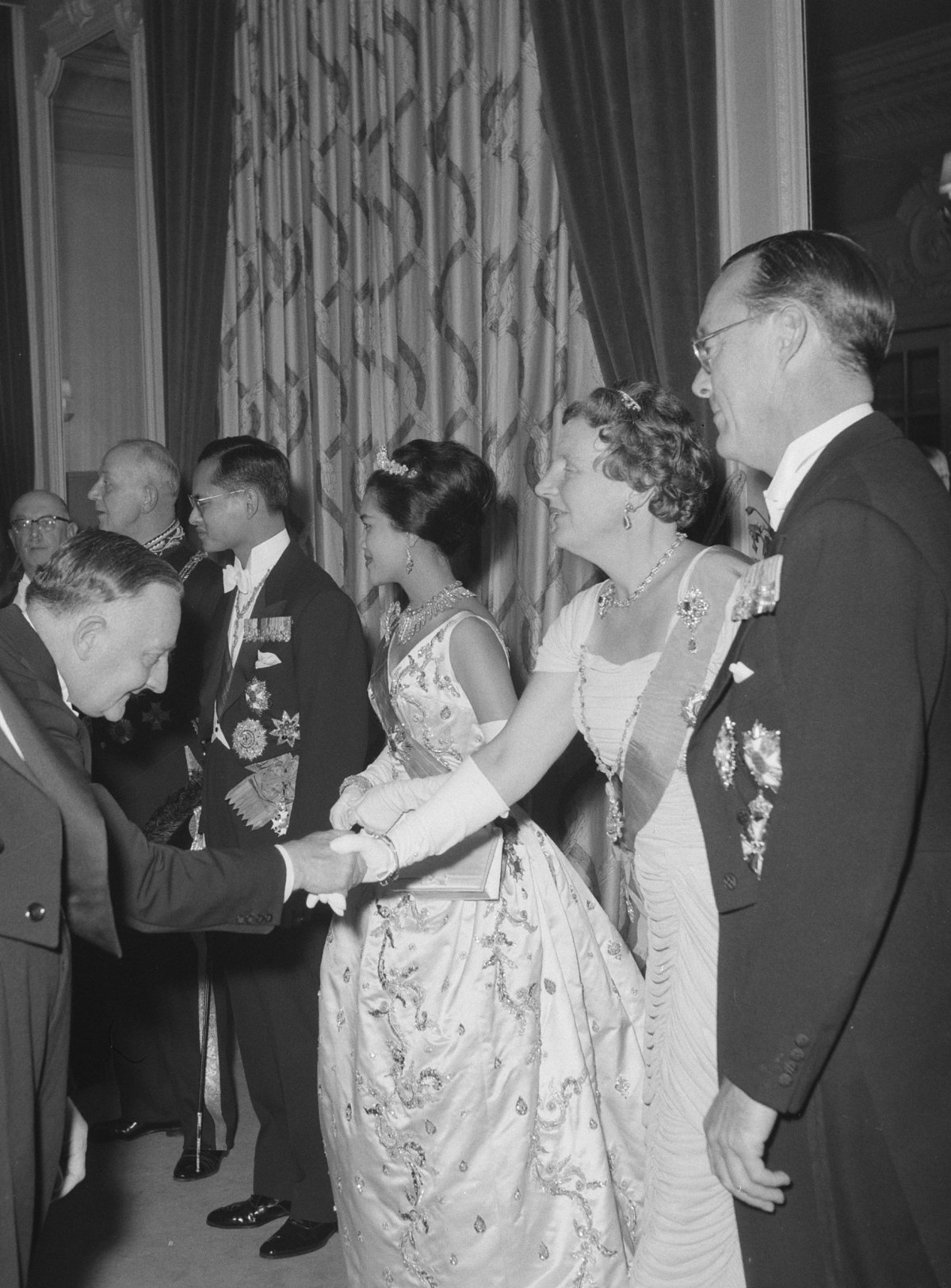 La regina Giulia e il principe Bernardo dei Paesi Bassi ospitano un concerto di gala per il re e la regina di Thailandia in visita all'Aia il 25 ottobre 1960 (Harry Pot/Anefo/Nationaal Archief/Wikimedia Commons)