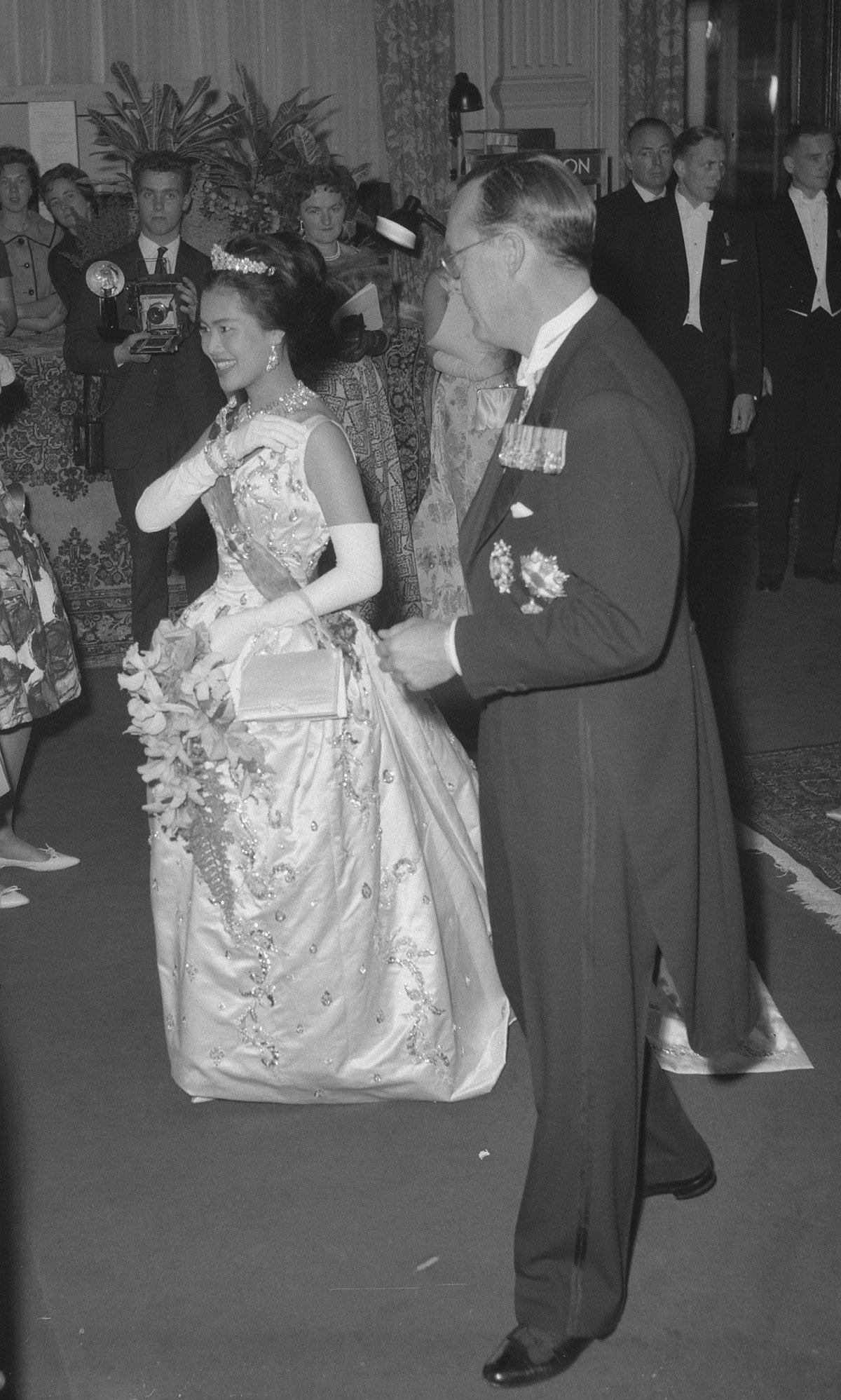 Il principe Bernardo dei Paesi Bassi e la regina Sirikit di Thailandia partecipano a un concerto di gala all'Aia il 25 ottobre 1960 (Harry Pot/Anefo/Nationaal Archief/Wikimedia Commons)