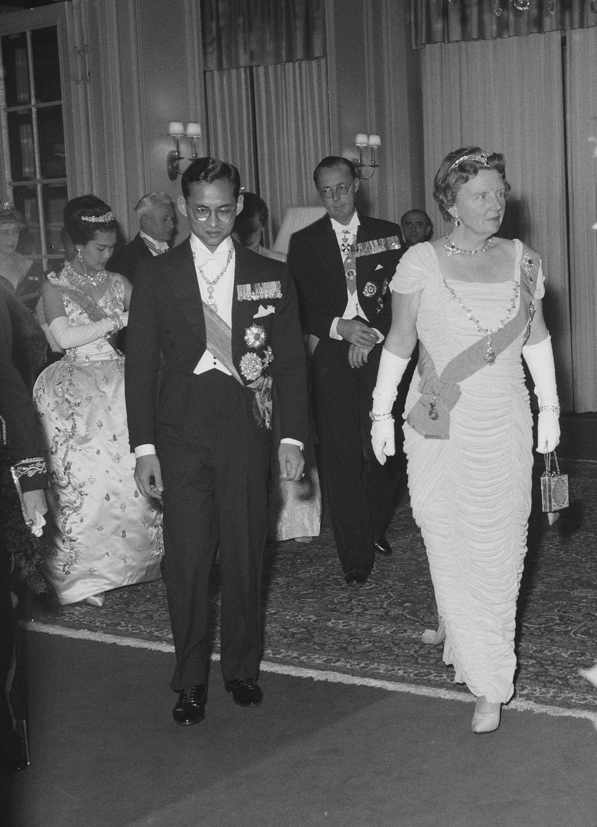 La regina Giulia e il principe Bernardo dei Paesi Bassi ospitano un concerto di gala per il re e la regina di Thailandia in visita all'Aia il 25 ottobre 1960 (Harry Pot/Anefo/Nationaal Archief/Wikimedia Commons)