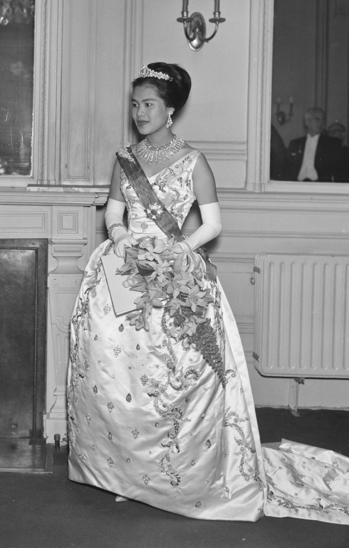 La regina Sirikit di Thailandia partecipa a un concerto di gala all'Aia il 25 ottobre 1960 (Joop van Bilsen/Anefo/Nationaal Archief/Wikimedia Commons)