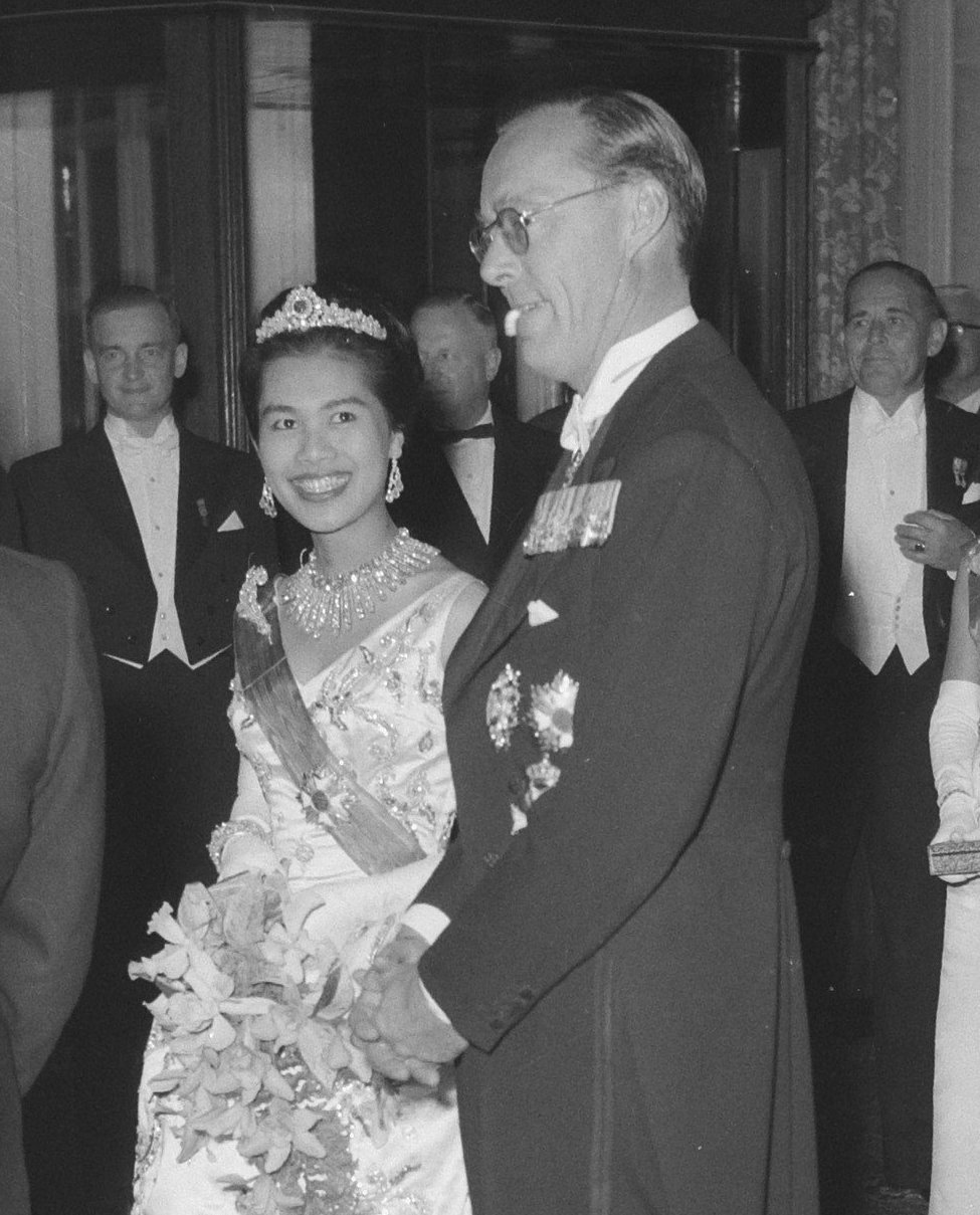 Il principe Bernardo dei Paesi Bassi e la regina Sirikit di Thailandia partecipano a un concerto di gala all'Aia il 25 ottobre 1960 (Harry Pot/Anefo/Nationaal Archief/Wikimedia Commons)