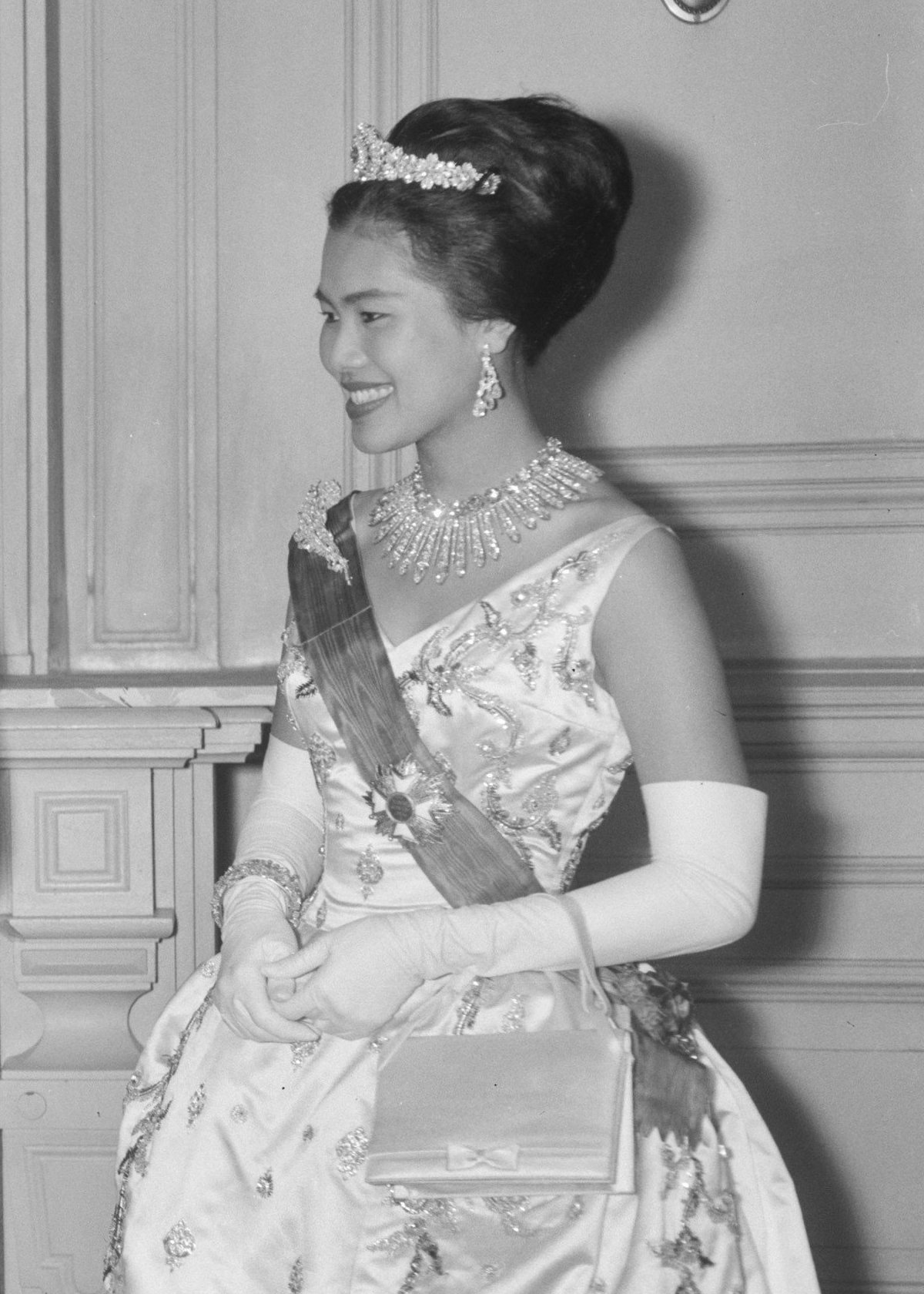 La regina Sirikit di Thailandia partecipa a un concerto di gala all'Aia il 25 ottobre 1960 (Joop van Bilsen/Anefo/Nationaal Archief/Wikimedia Commons)