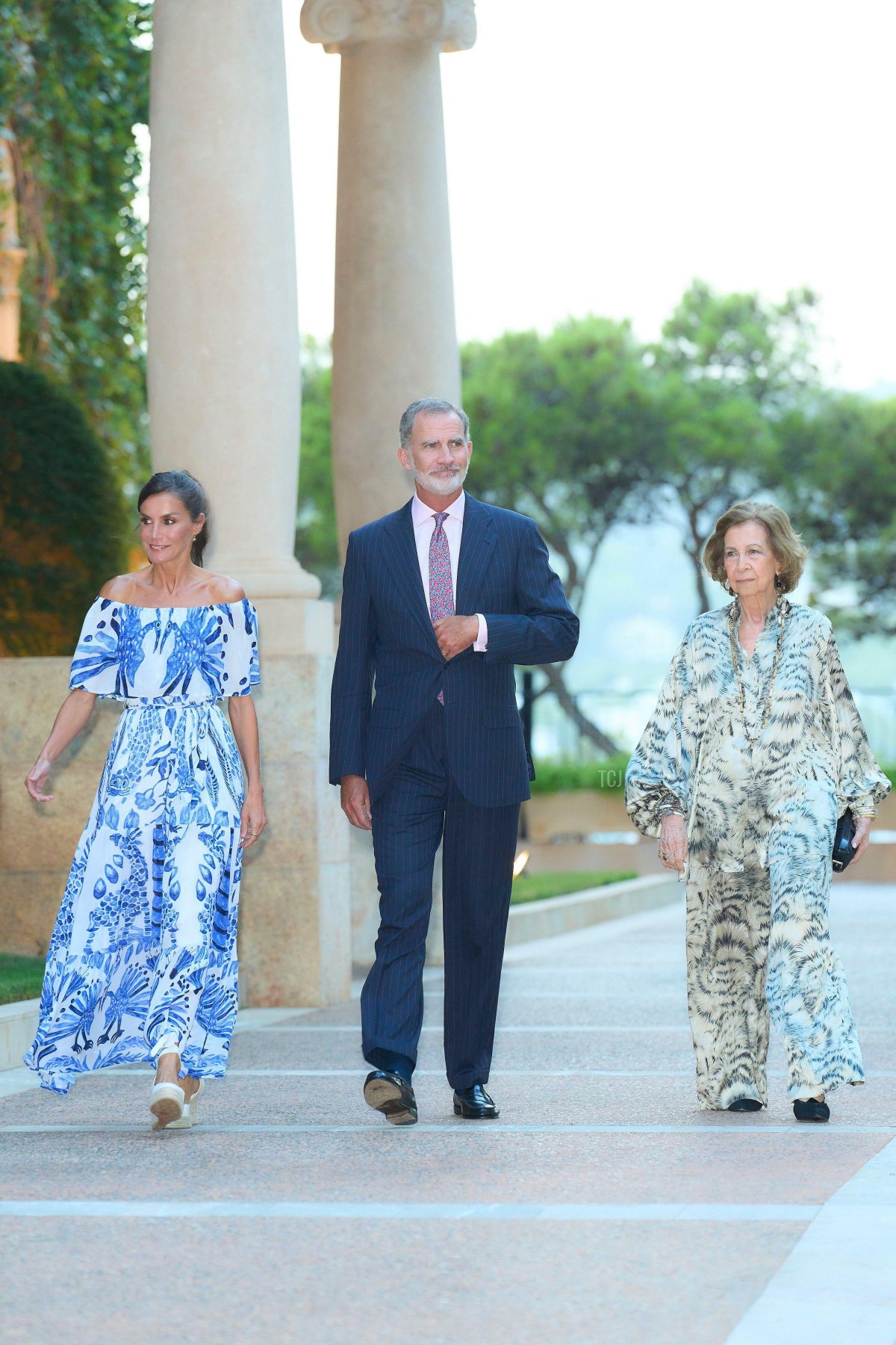 Re Felipe VI, Regina Letizia e Regina Sofia di Spagna partecipano a una cena per le autorità locali al Palazzo Marivent a Palma di Maiorca il 3 agosto 2023 (agefotostock/Alamy)