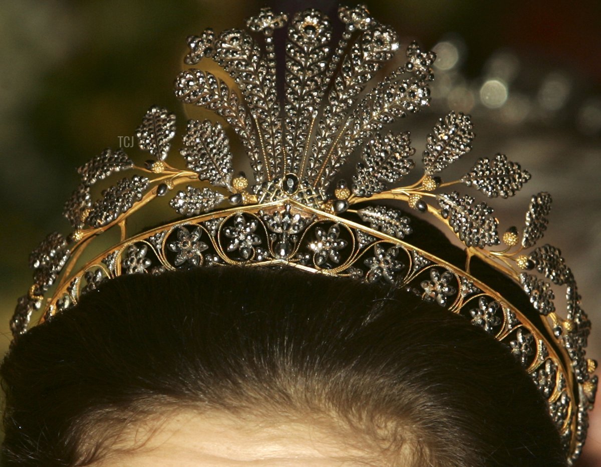 La Tiara in Acciaio Tagliato Napoleonico indossata dalla Principessa Ereditiera Victoria di Svezia al banchetto del Premio Nobel a Stoccolma il 10 dicembre 2004 (Pascal Le Segretain/Getty Images)