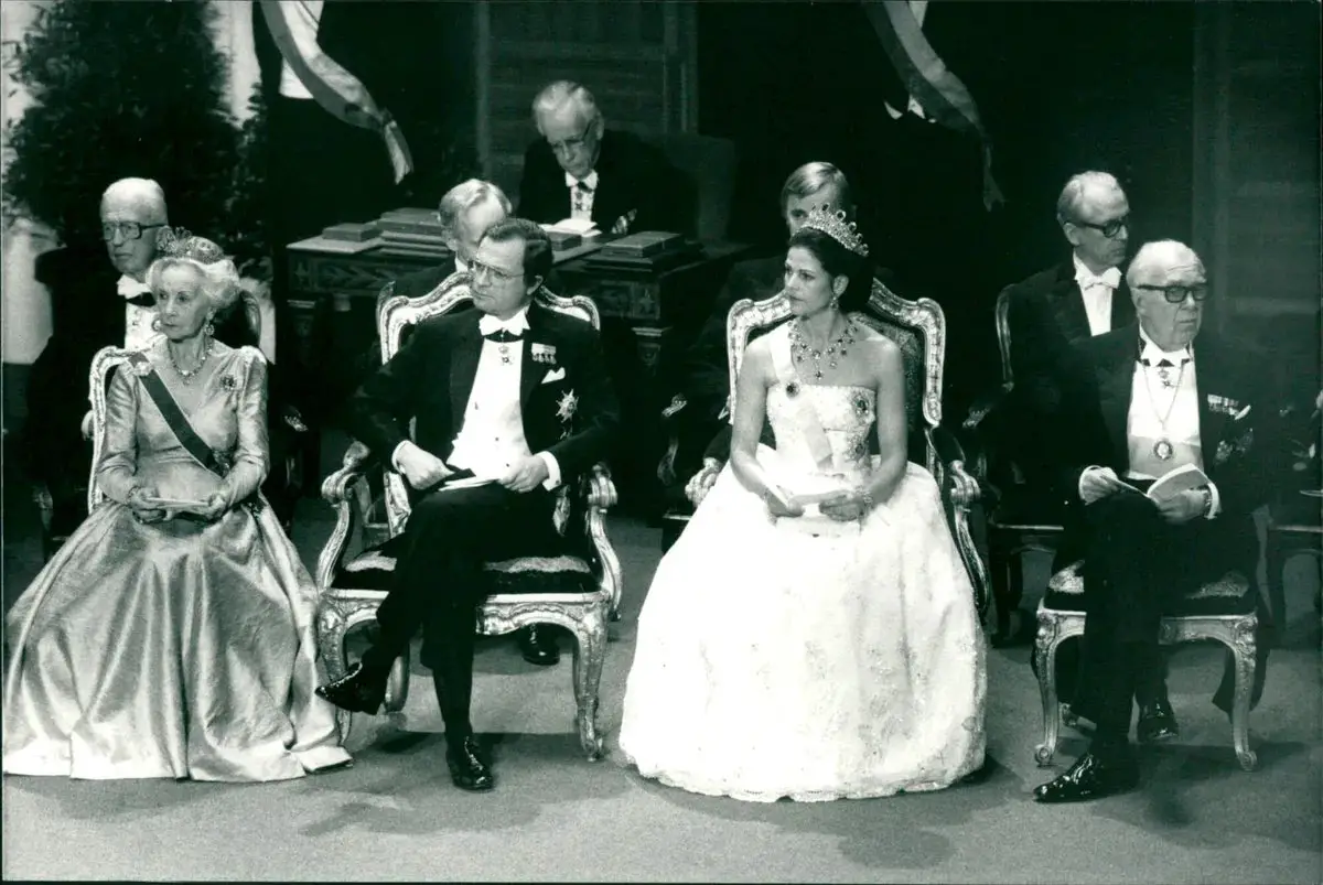 La Principessa Lilian, il Re Carl XVI Gustaf, la Regina Silvia e il Principe Bertil di Svezia partecipano alla cerimonia del Premio Nobel a Stoccolma il 10 dicembre 1984 (Anders Holmstrom/Svenskt Pressfoto)