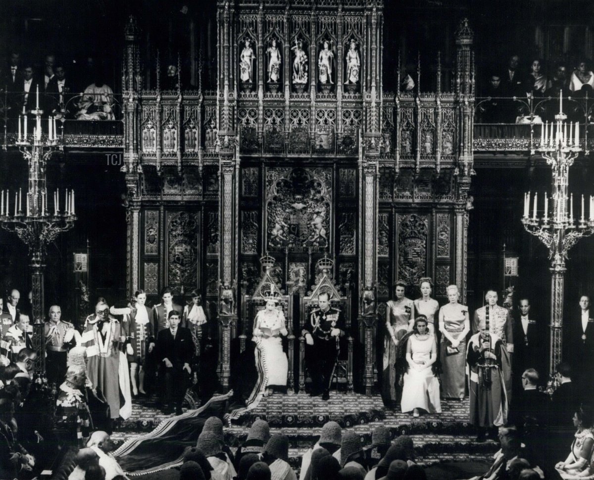 La regina Elisabetta II legge il suo discorso dal trono durante l'apertura dello Stato del Parlamento il 31 ottobre 1967 (Keystone Press/Alamy)