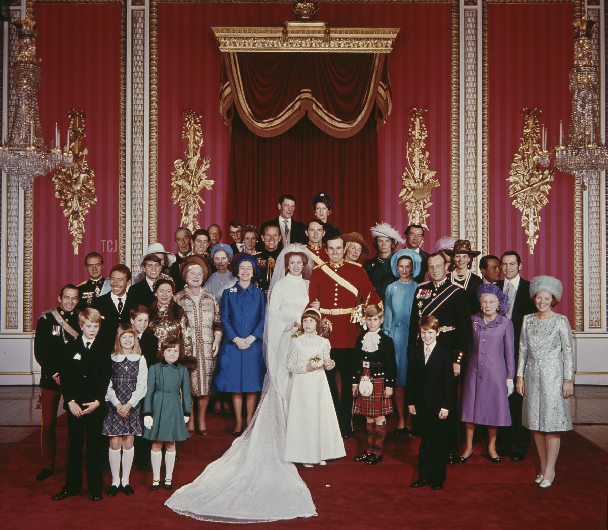 La Principessa Anna e il suo nuovo marito, Mark Phillips, posano con familiari e reali stranieri al Buckingham Palace di Londra nel giorno delle nozze, 14 novembre 1973 (Keystone/Hulton Archive/Getty Images)