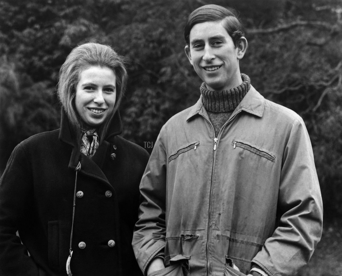 La Principessa Anna posa con suo fratello, il Principe di Galles, il 26 febbraio 1970 (CENTRAL PRESS PHOTO LTD/AFP via Getty Images)