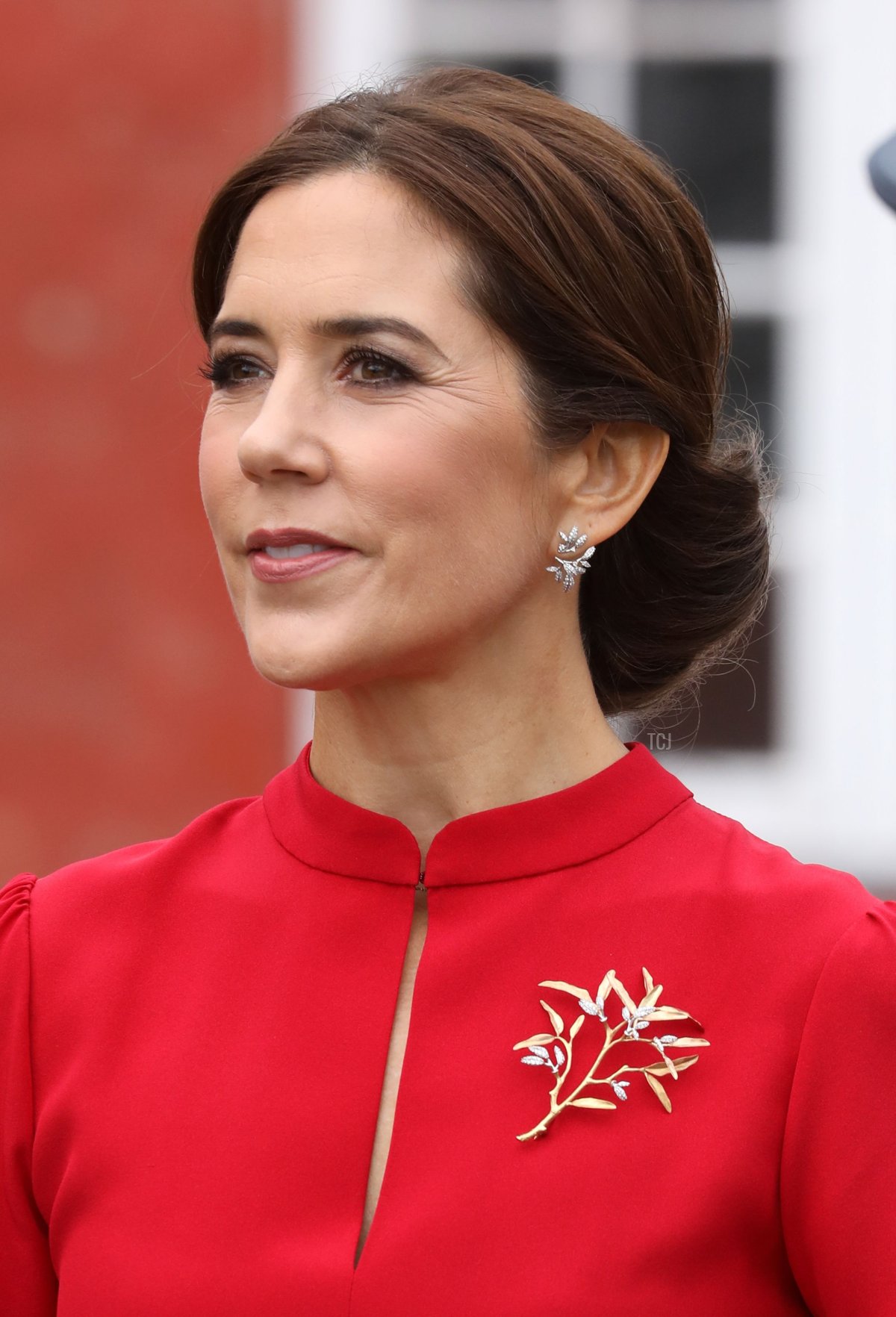 La Principessa Ereditaria Mary di Danimarca osserva prima di una cerimonia di deposizione di una corona al monumento per i soldati caduti al Castello di Copenaghen, Danimarca, il 28 agosto 2018 (LUDOVIC MARIN/AFP via Getty Images)