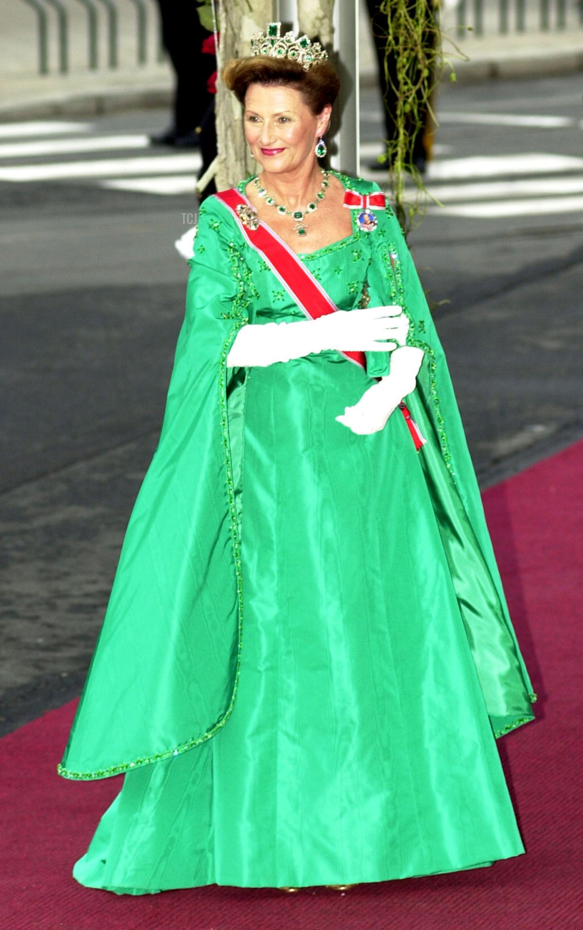 La Regina di Norvegia partecipa al matrimonio del Principe Ereditario Haakon e della Principessa Ereditaria Mette-Marit nella cattedrale di Oslo il 25 agosto 2001 (Anthony Harvey/Getty Images)