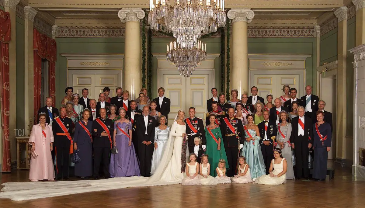 Il Principe Ereditario e la Principessa Ereditaria di Norvegia con familiari e dignitari al loro matrimonio a Oslo, 25 agosto 2001 (AFP via Getty Images)