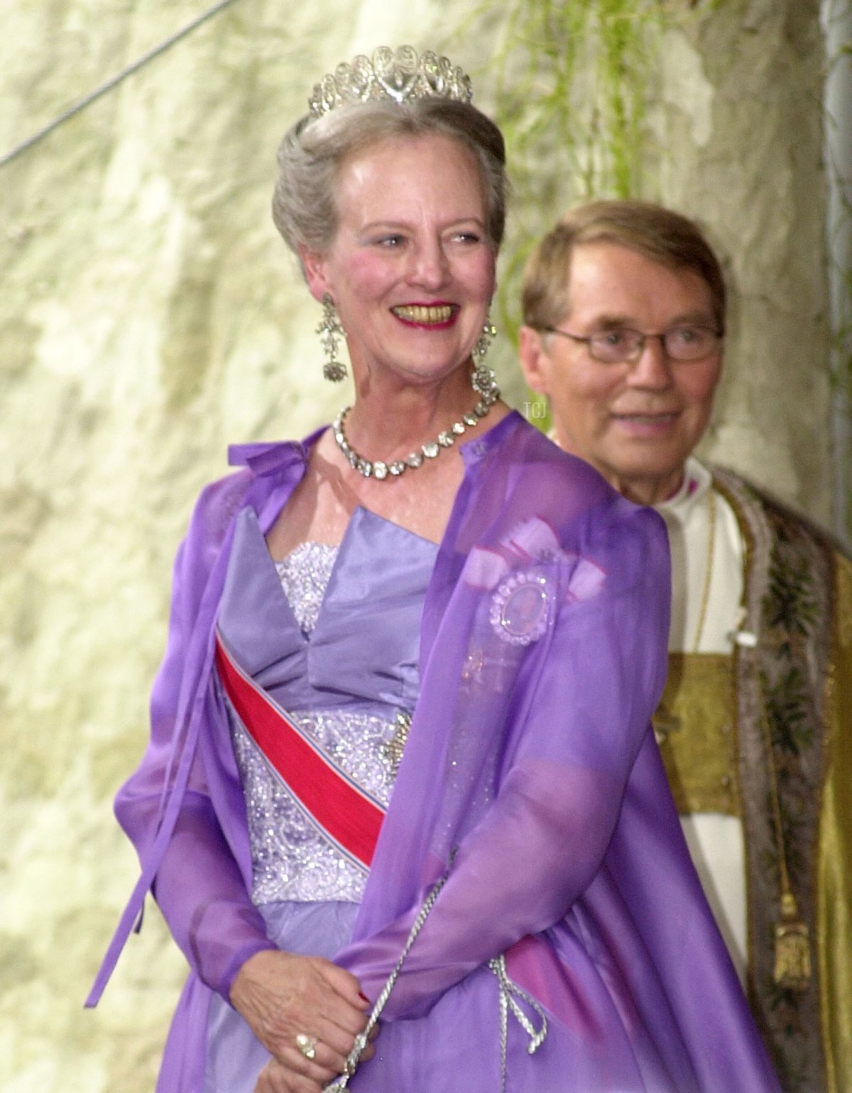 La Regina di Danimarca partecipa al matrimonio del Principe Ereditario Haakon e della Principessa Ereditaria Mette-Marit nella cattedrale di Oslo il 25 agosto 2001 (Anthony Harvey/Getty Images)