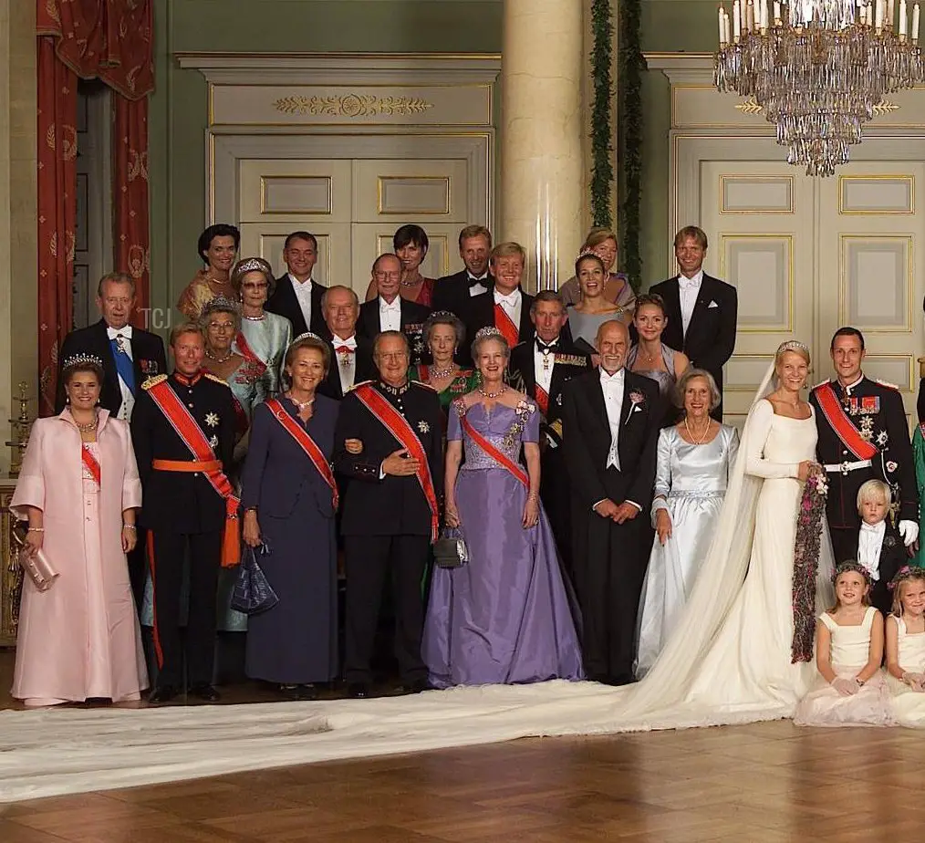 Il Principe Ereditario e la Principessa Ereditaria di Norvegia sono ritratti con familiari e dignitari nel giorno del loro matrimonio a Oslo, 25 agosto 2001 (AFP via Getty Images)