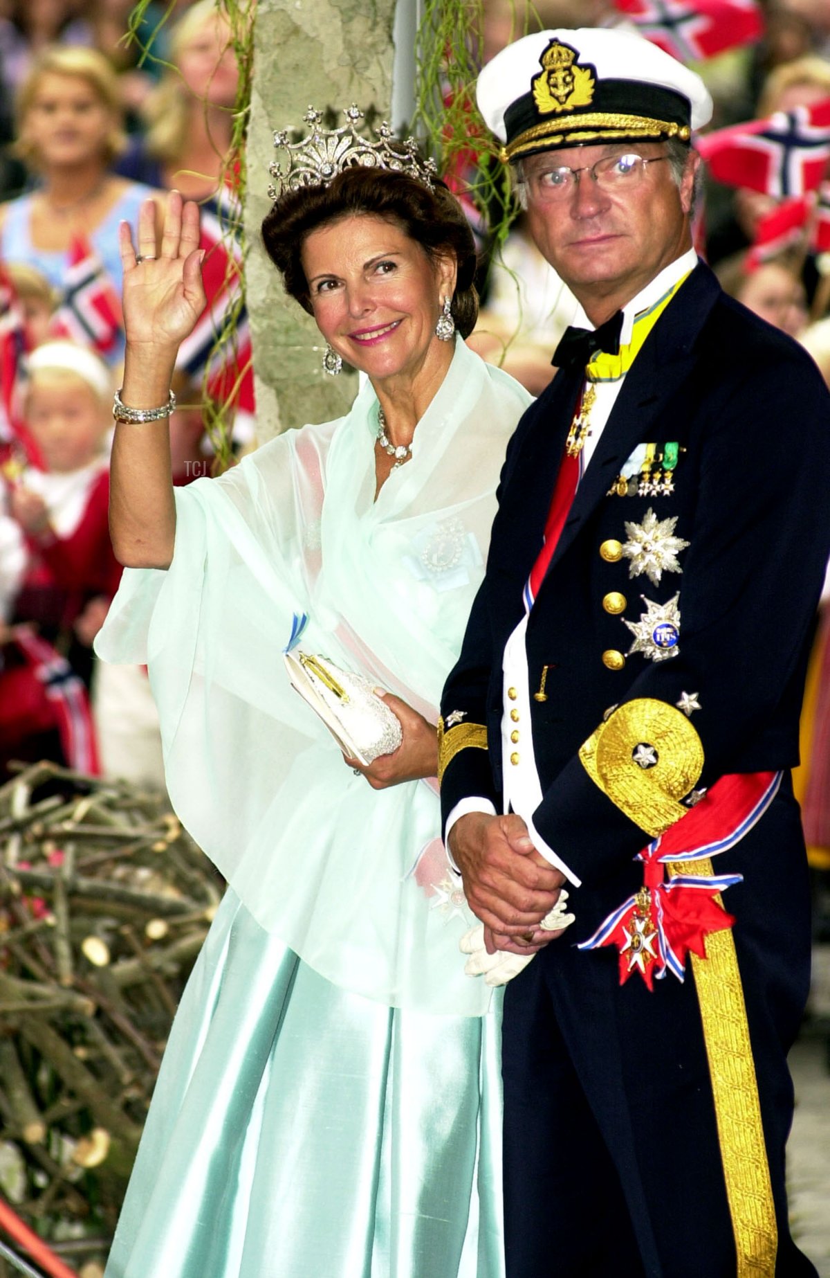 Il Re e la Regina di Svezia partecipano al matrimonio del Principe Ereditario Haakon e della Principessa Ereditaria Mette-Marit nella cattedrale di Oslo il 25 agosto 2001 (Anthony Harvey/Getty Images)