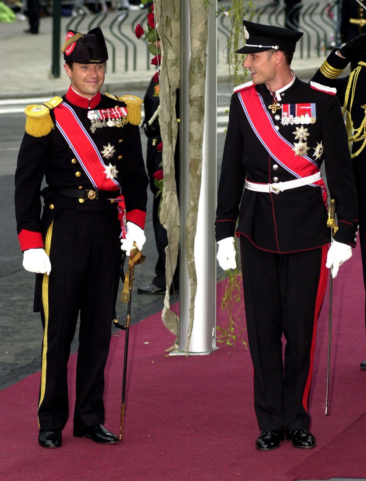 Il Principe di Danimarca arriva come testimone al matrimonio del Principe di Norvegia nel giorno delle nozze a Oslo, 25 agosto 2001 (Anthony Harvey/Getty Images)