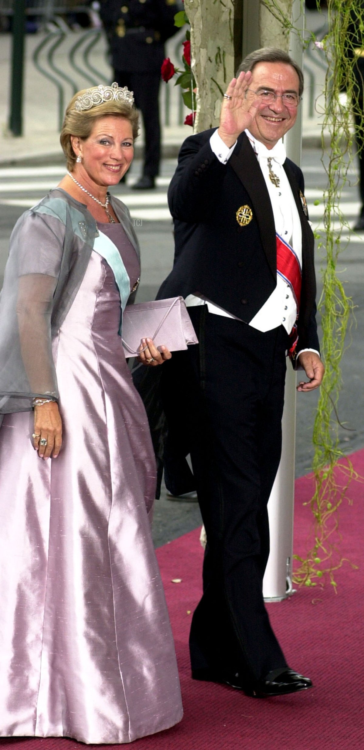 Il Re Costantino e la Regina Anna-Marie partecipano al matrimonio del Principe Ereditario Haakon e della Principessa Ereditario Mette-Marit presso la Cattedrale di Oslo il 25 agosto 2001 (Anthony Harvey/Getty Images)