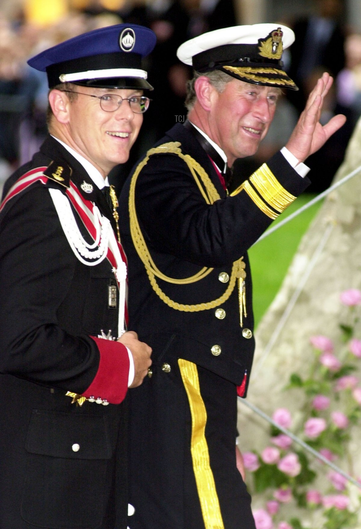 Il Principe Ereditario di Monaco e il Principe di Galles partecipano al matrimonio del Principe Ereditario Haakon e della Principessa Ereditaria Mette-Marit nella cattedrale di Oslo il 25 agosto 2001 (Anthony Harvey/Getty Images)