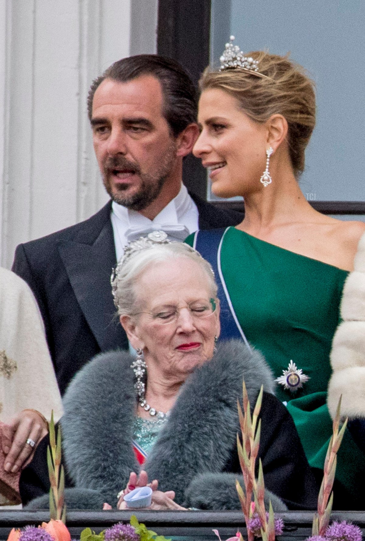 Il Principe Nikolaos e la Principessa Tatiana si trovano dietro la Regina Margrethe II di Danimarca sul balcone del Palazzo Reale di Oslo il 9 maggio 2017 (Patrick van Katwijk/DPA Picture Alliance/Alamy)