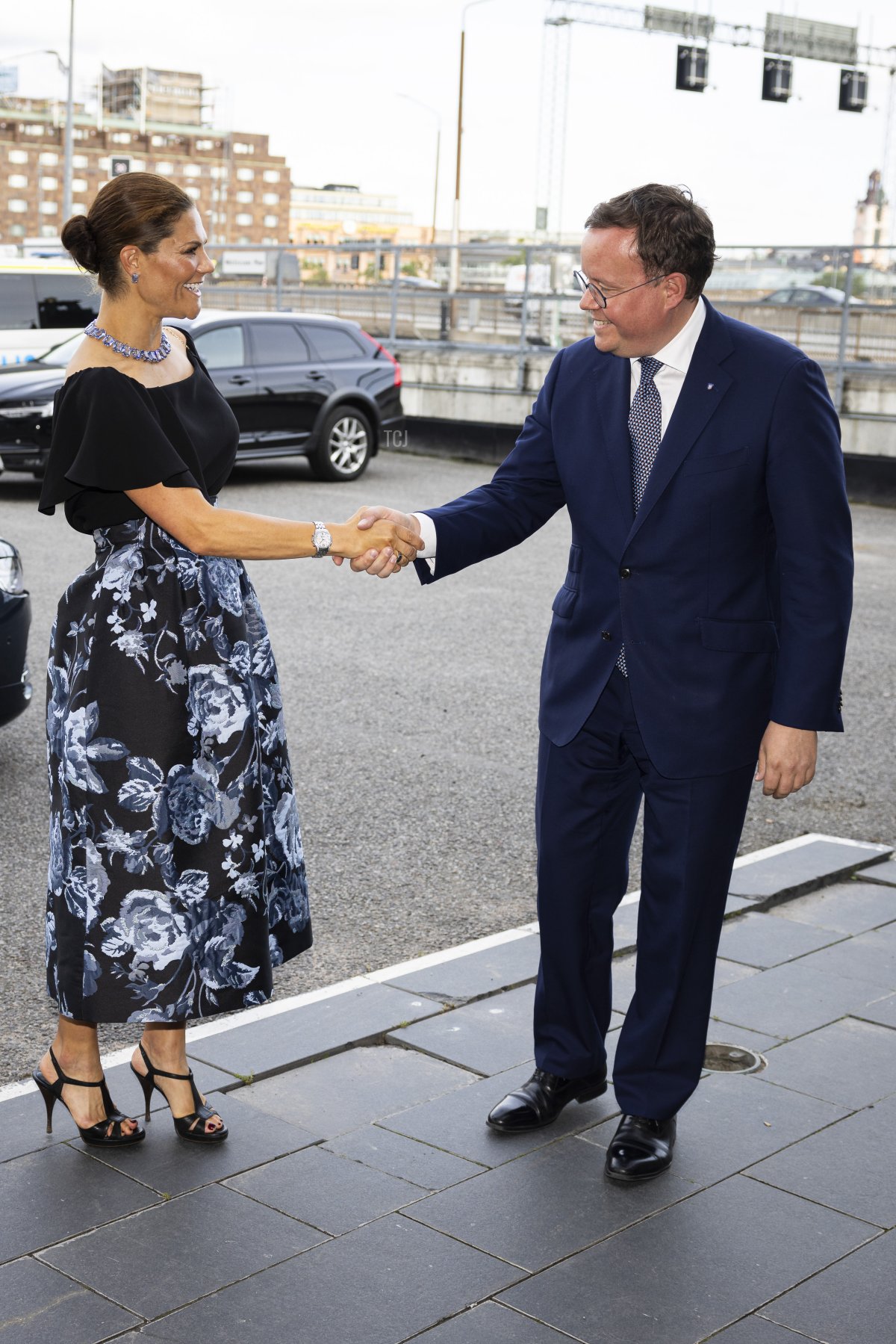 La Principessa Ereditaria Victoria di Svezia è accolta da Olle Burell, presidente del consiglio del Stockholm International Water Institute, durante l'arrivo alla cerimonia di premiazione del Stockholm Junior Water Prize al Congress Centre di Waterfront di Stoccolma il 22 agosto 2023 (Michael Campanella/Getty Images)