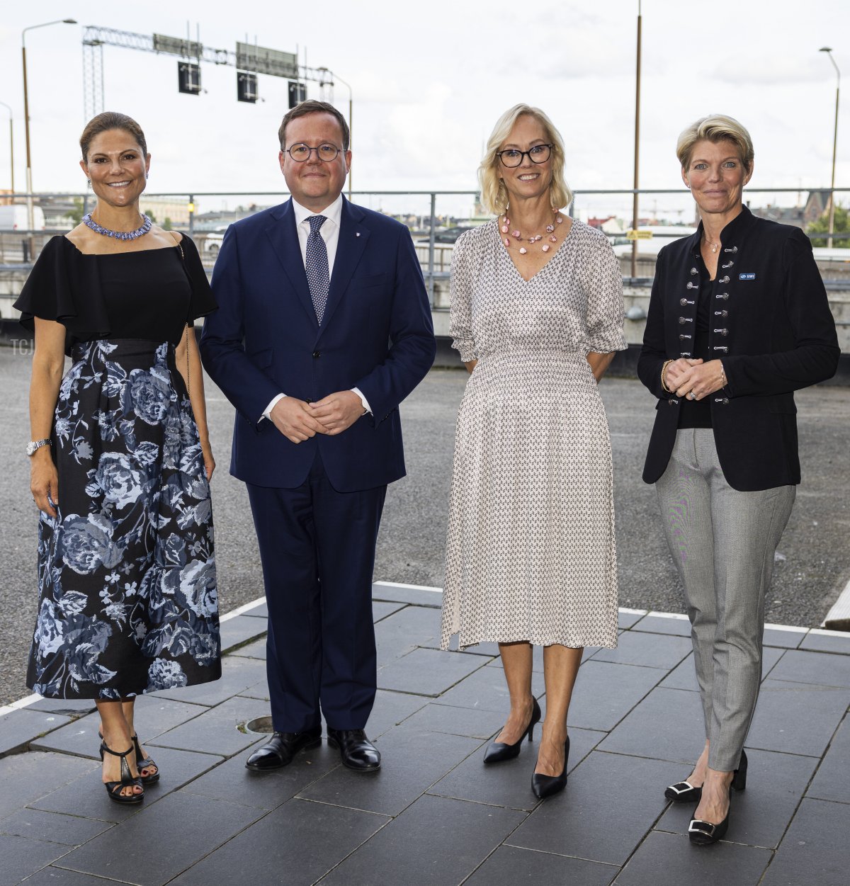 La Principessa Ereditaria Victoria di Svezia posa con Olle Burell, Karin Gardes, e Ania Andersch dello Stockholm International Water Institute al suo arrivo alla cerimonia di premiazione del Stockholm Junior Water Prize al Congress Centre di Waterfront di Stoccolma il 22 agosto 2023 (Michael Campanella/Getty Images)