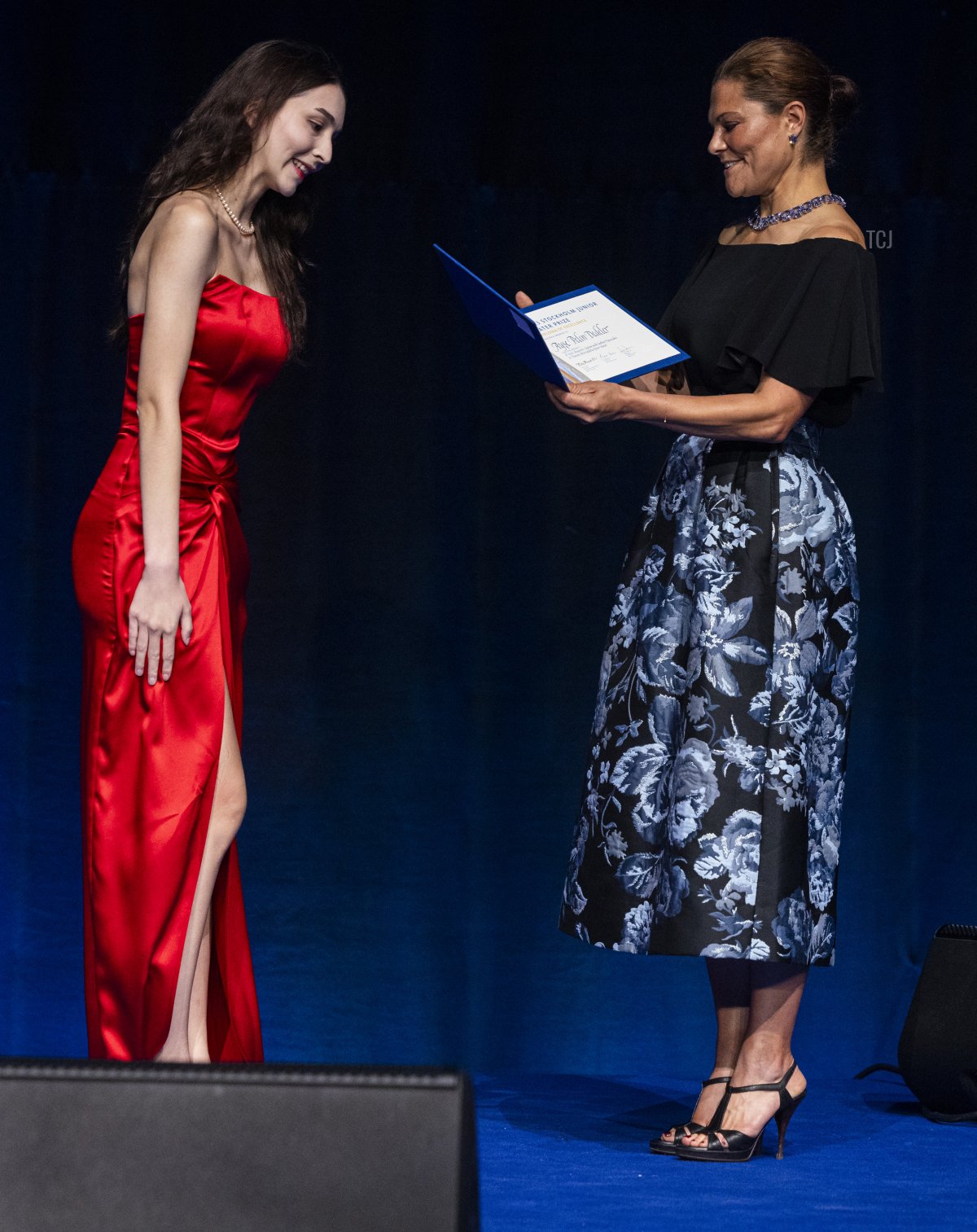 La Principessa Ereditaria Victoria di Svezia presenta il Diploma di Eccellenza ad Ayse Pelin Dedeler di Turchia durante la cerimonia di premiazione al Congress Centre di Waterfront di Stoccolma il 22 agosto 2023 (Michael Campanella/Getty Images)