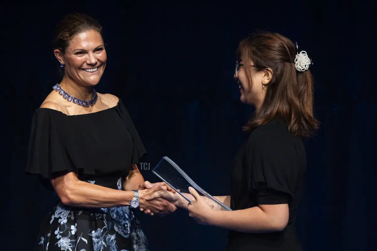 La Principessa Ereditaria Victoria di Svezia consegna il Stockholm Junior Water Prize a Naomi Park degli Stati Uniti durante la cerimonia di premiazione al Congress Centre di Waterfront di Stoccolma il 22 agosto 2023 (Michael Campanella/Getty Images)