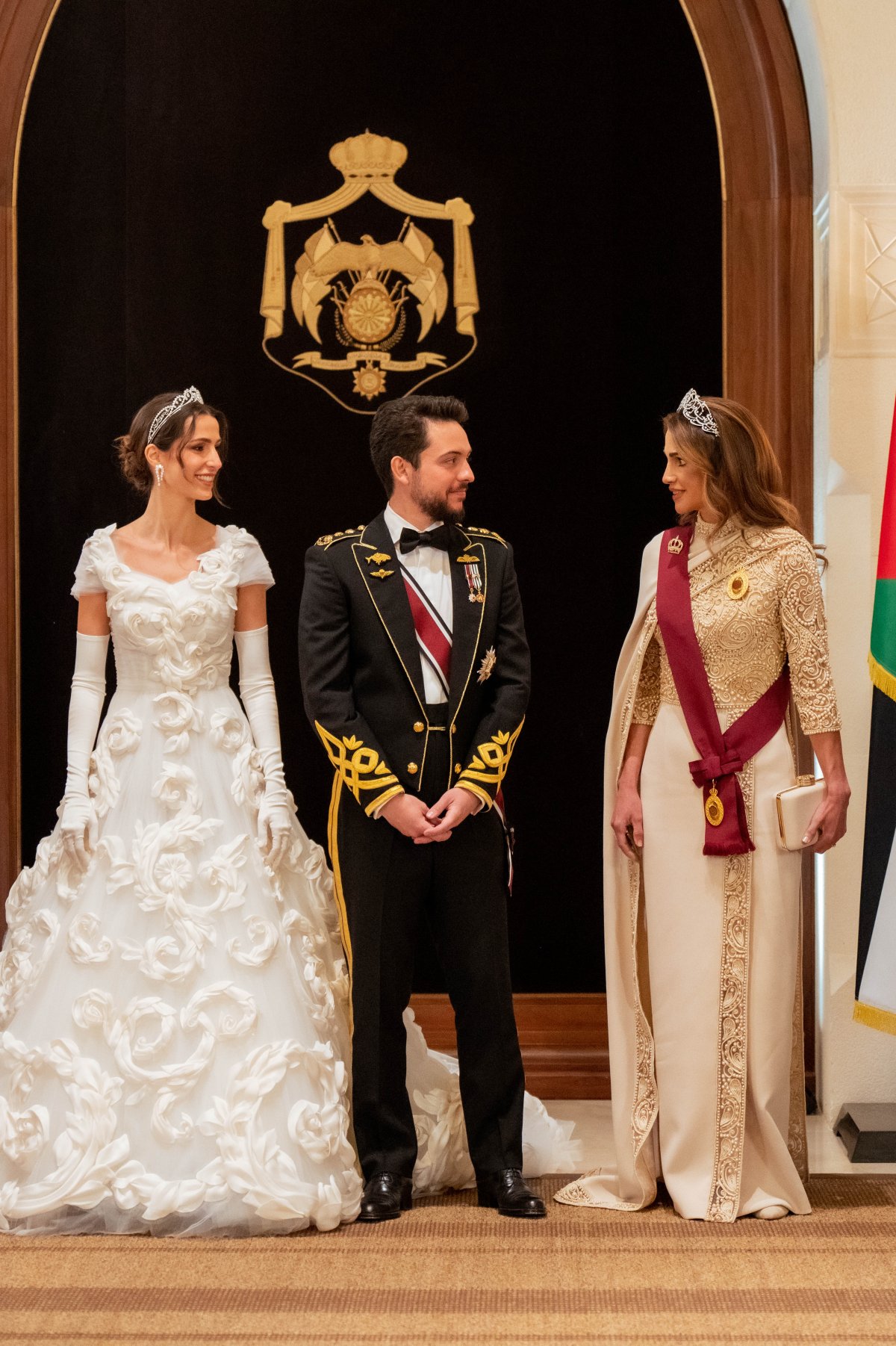 Il principe ereditario Hussein e la principessa Rajwa di Giordania posano con la regina Rania prima di un banchetto per il loro matrimonio ad Amman il 1° giugno 2023 (Corte Hashemita Reale)