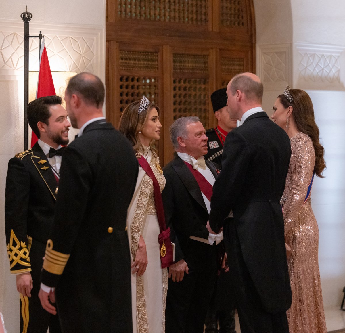 Il re Abdullah II e la regina Rania di Giordania accolgono il principe e la principessa di Galles, mentre il principe ereditario Hussein e la principessa Rajwa (non inquadrati) parlano con il principe ereditario Haakon di Norvegia, durante un banchetto in onore del matrimonio del principe ereditario Hussein e della principessa Rajwa di Giordania ad Amman il 1° giugno 2023 (Corte Hashemita Reale)