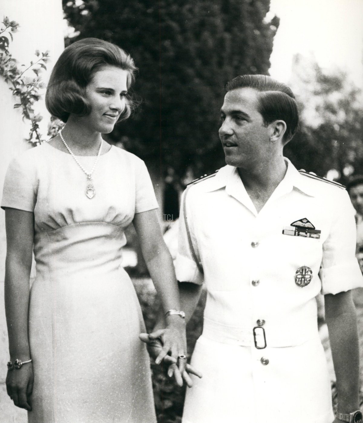 La Principessa Anna-Marie di Danimarca e il Re Costantino II di Grecia posano presso la residenza estiva della famiglia reale greca a Corfù, 1964 (Keystone Pictures/Zuma Press/Alamy)