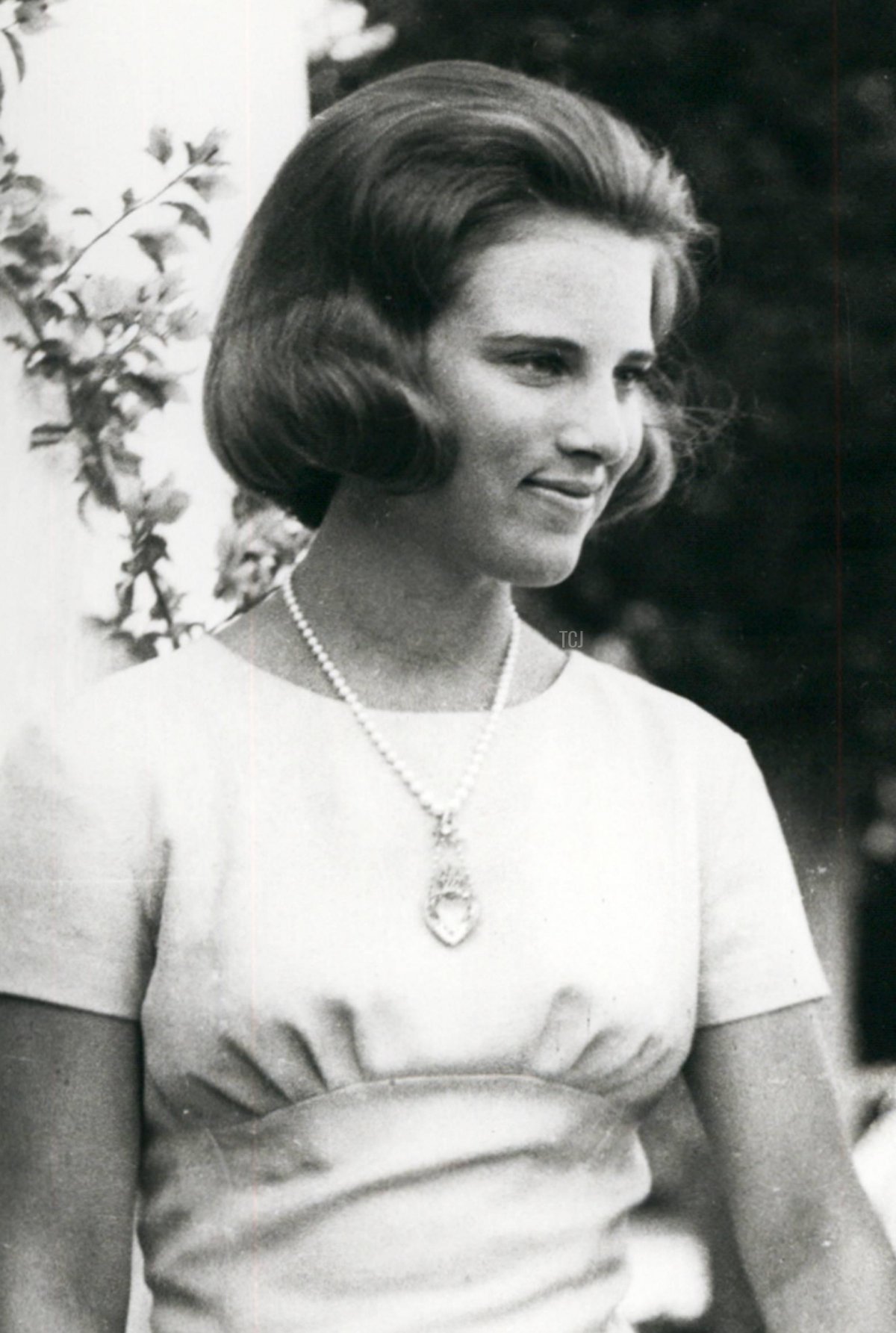 La Principessa Anna-Marie di Danimarca posa presso la residenza estiva della famiglia reale greca a Corfù, 1964 (Keystone Pictures/Zuma Press/Alamy)