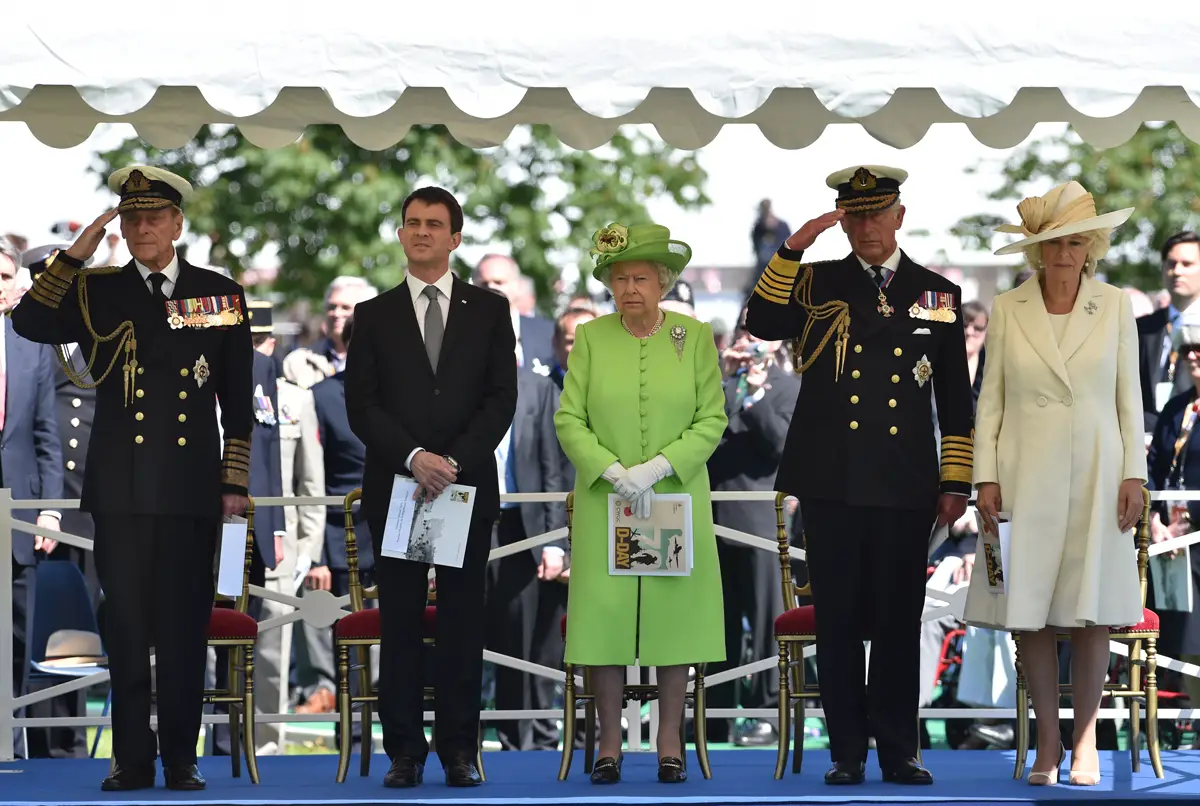 La regina Elisabetta II e il Principe Filippo, insieme al Principe di Galles e alla Duchessa di Cornovaglia, partecipano a una cerimonia di commemorazione bi-nazionale Francia-Regno Unito al Cimitero di Guerra Britannico a Bayeux il 6 giugno 2014 (LEON NEAL/AFP via Getty Images)