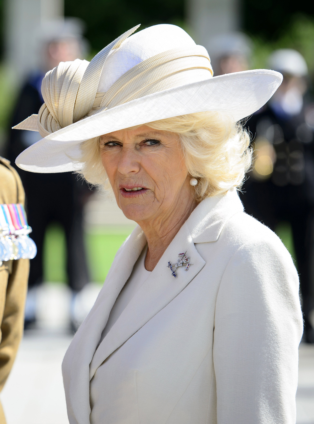 La Duchessa di Cornovaglia è ritratta al Cimitero di Guerra Britannico a Bayeux durante le commemorazioni del 70° anniversario del D-Day il 6 giugno 2014 (LEON NEAL/AFP via Getty Images)