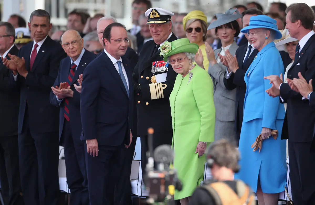 La regina Elisabetta II e il presidente francese Francois Hollande arrivano per una cerimonia di commemorazione a Sword Beach in Normandia per il 70° anniversario del D-Day il 6 giugno 2014 (Peter Macdiarmid/Getty Images)