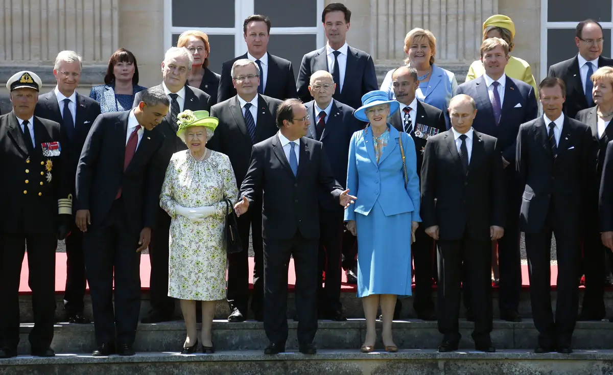 I leader mondiali posano per una foto di gruppo al Castello di Benouville in Francia durante le commemorazioni del 70° anniversario del D-Day il 6 giugno 2014 (REGIS DUVIGNAU/AFP via Getty Images)