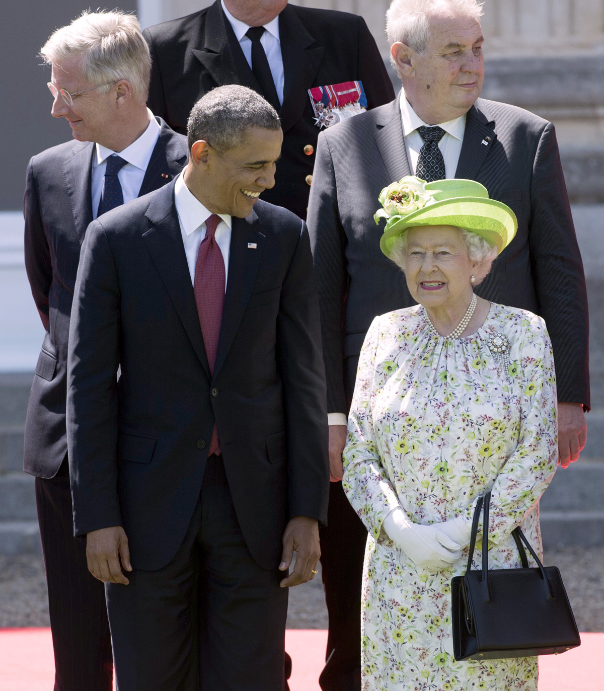 Il presidente Obama e la regina Elisabetta II posano per una foto di gruppo al Castello di Benouville in Francia durante le commemorazioni del 70° anniversario del D-Day il 6 giugno 2014 (SAUL LOEB/AFP via Getty Images)