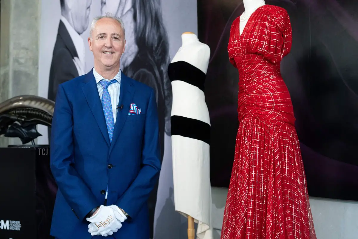 Gli abiti della collezione di Diana, Principessa di Galles, sono esposti a Beverly Hills in vista della loro vendita da Julien's Auctions, 28 agosto 2023 (VALERIE MACON/AFP tramite Getty Images)