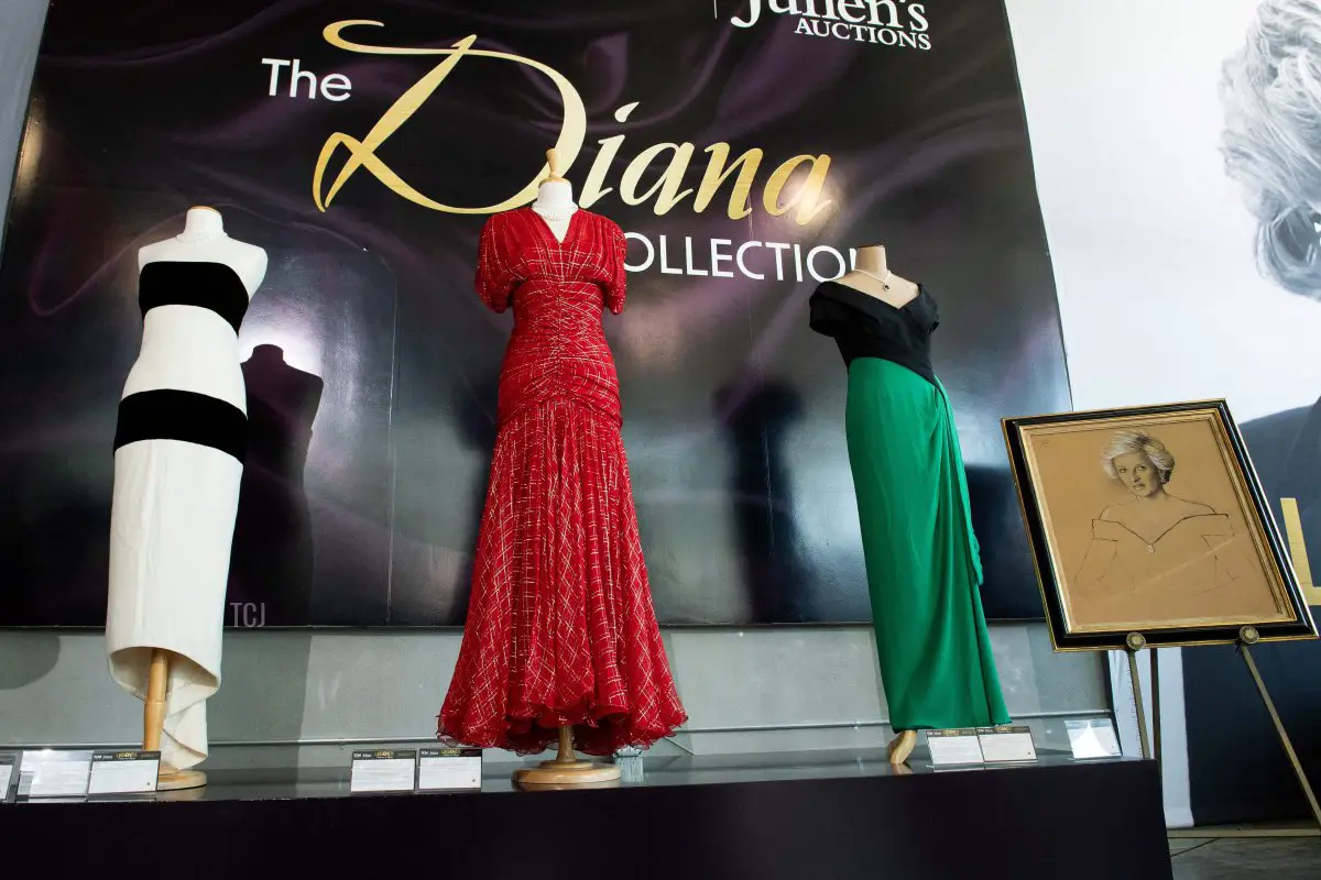 Gli abiti della collezione di Diana, Principessa di Galles, sono esposti a Beverly Hills in vista della loro vendita da Julien's Auctions, 28 agosto 2023 (VALERIE MACON/AFP tramite Getty Images)