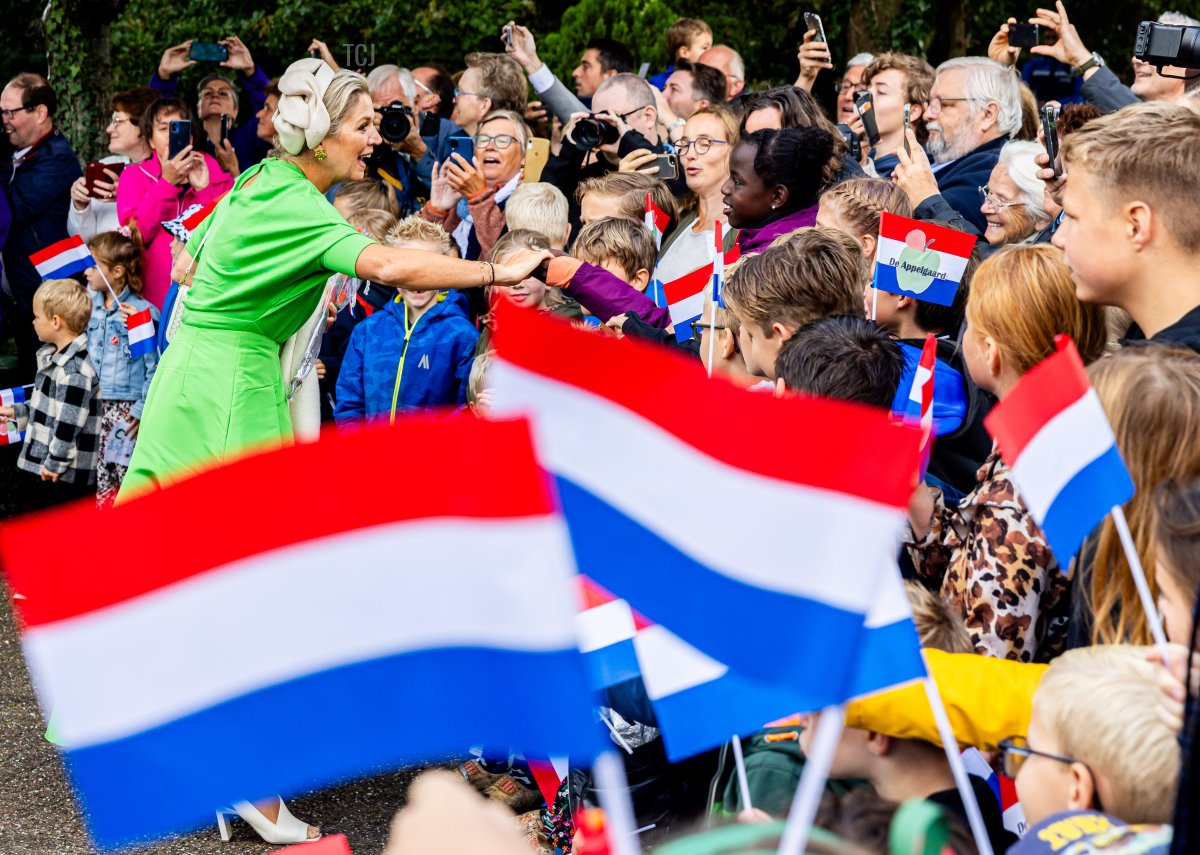 Il Re Willem-Alexander e la Regina Maxima dei Paesi Bassi sono ritratti a Nijkerk durante la loro visita regionale alla Valle di Gelderse il 31 agosto 2023 (Patrick van Katwijk/Getty Images)