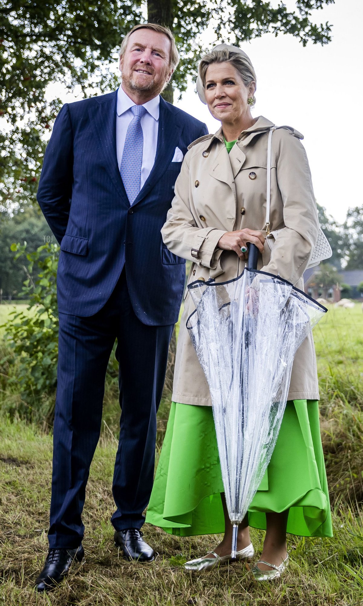 Il Re Willem-Alexander e la Regina Maxima dei Paesi Bassi sono ritratti a Nijkerk durante la loro visita regionale alla Valle di Gelderse il 31 agosto 2023 (REMKO DE WAAL/ANP/AFP via Getty Images)