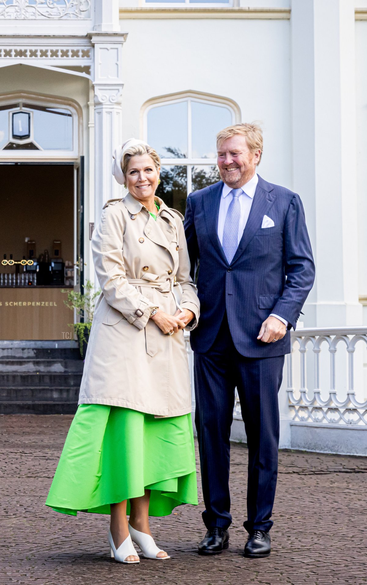 Il Re Willem-Alexander e la Regina Maxima dei Paesi Bassi sono ritratti a Scherpenzeel durante la loro visita regionale alla Valle di Gelderse il 31 agosto 2023 (Patrick van Katwijk/Getty Images)