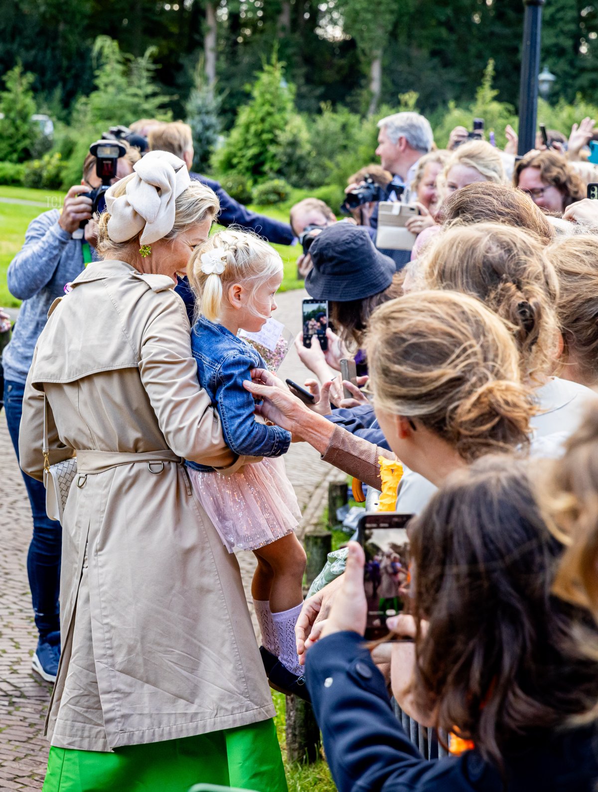 La Regina Maxima dei Paesi Bassi è ritratta a Scherpenzeel durante la sua visita regionale alla Valle di Gelderse il 31 agosto 2023 (Patrick van Katwijk/Getty Images)