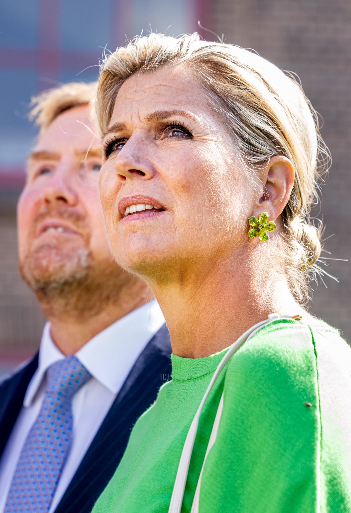 Il Re Willem-Alexander e la Regina Maxima dei Paesi Bassi sono ritratti a Barneveld durante la loro visita regionale alla Valle di Gelderse il 31 agosto 2023 (Patrick van Katwijk/Getty Images)