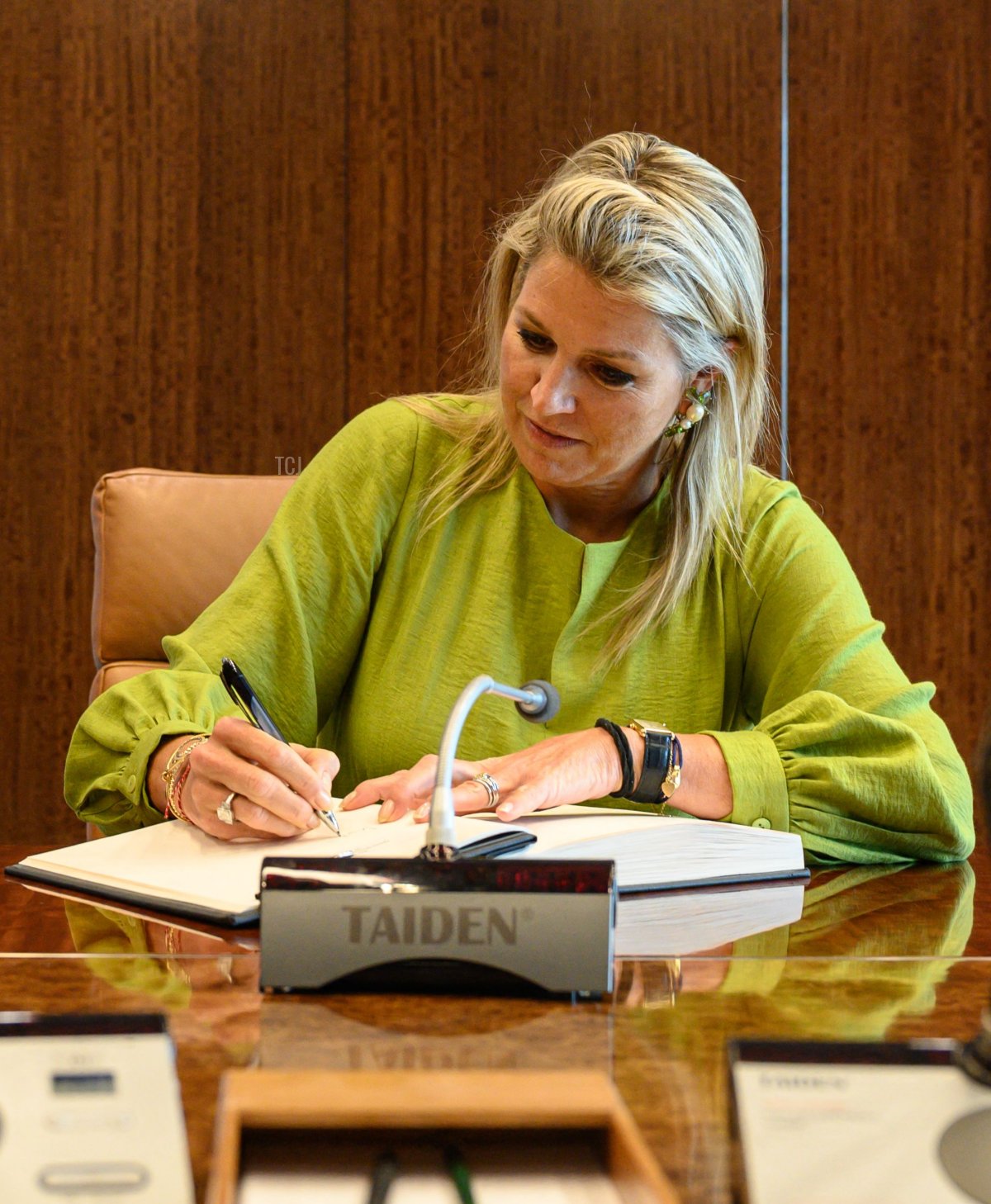 La Regina Maxima dei Paesi Bassi firma un libro prima di incontrare il Segretario Generale delle Nazioni Unite Antonio Guterres presso la sede delle Nazioni Unite a New York il 29 agosto 2023 (ED JONES/AFP via Getty Images)